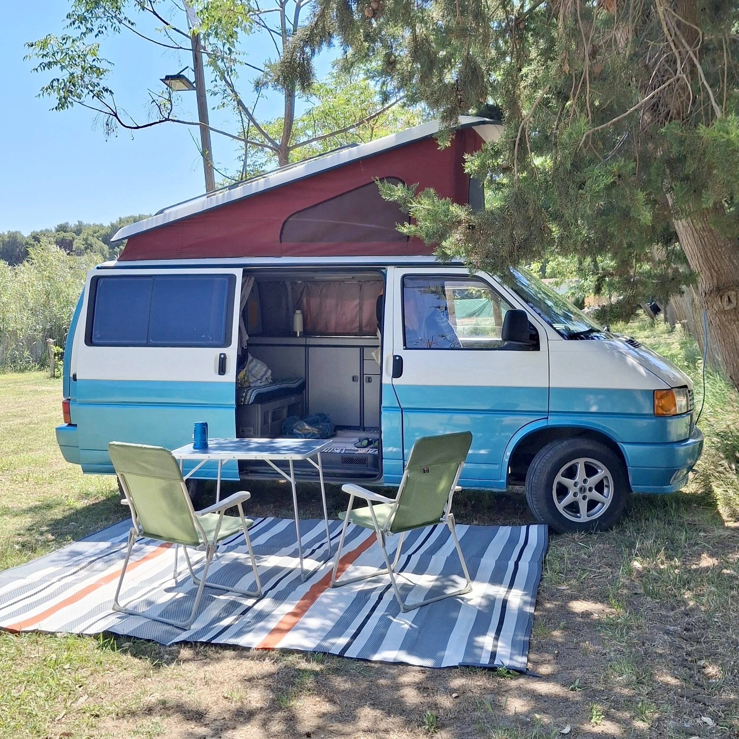 Front view from 3/4 Volkswagen T4 California Coach - Yescapa