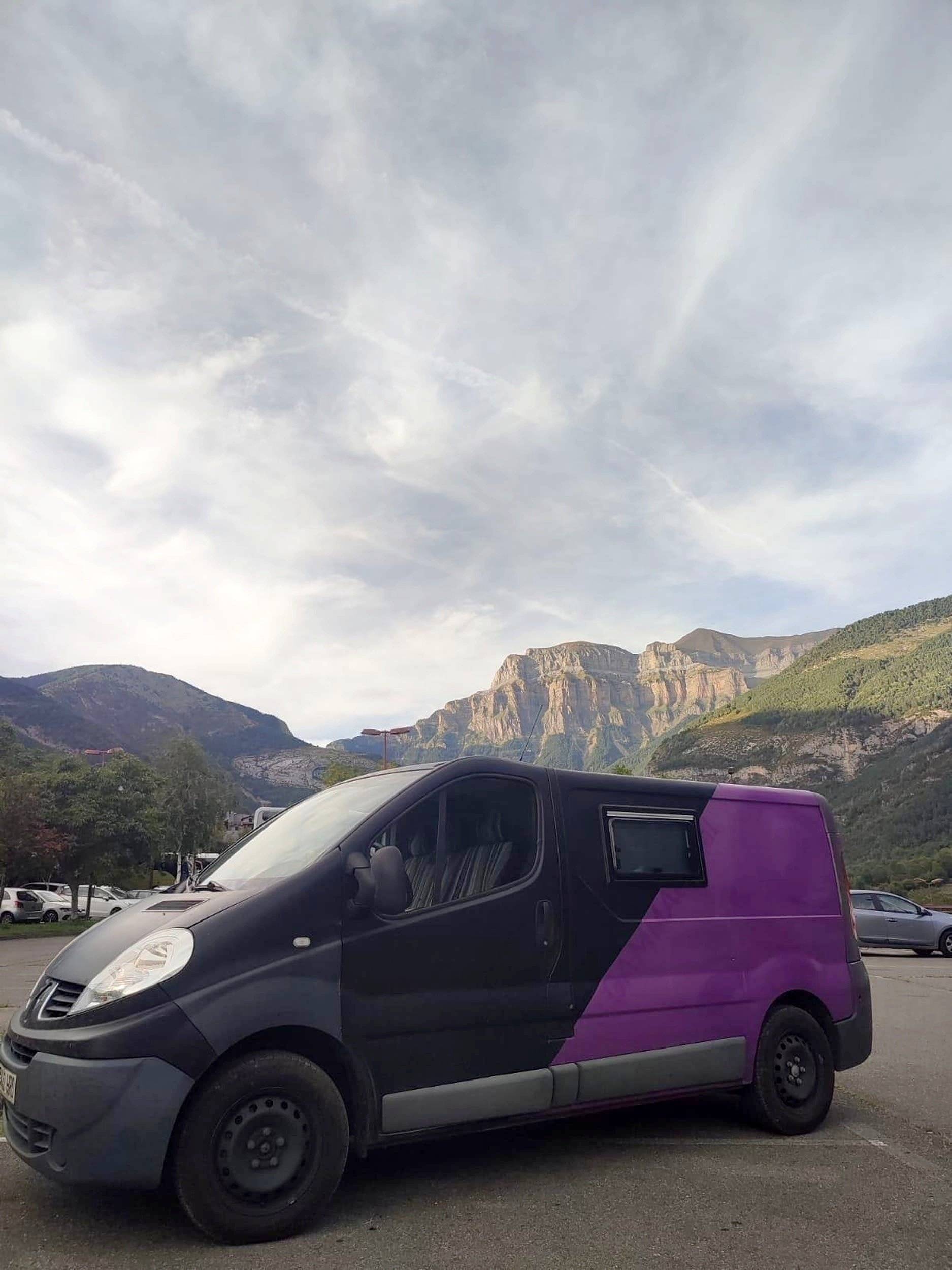 schräge Vorderansicht Renault Renault Trafic - Yescapa