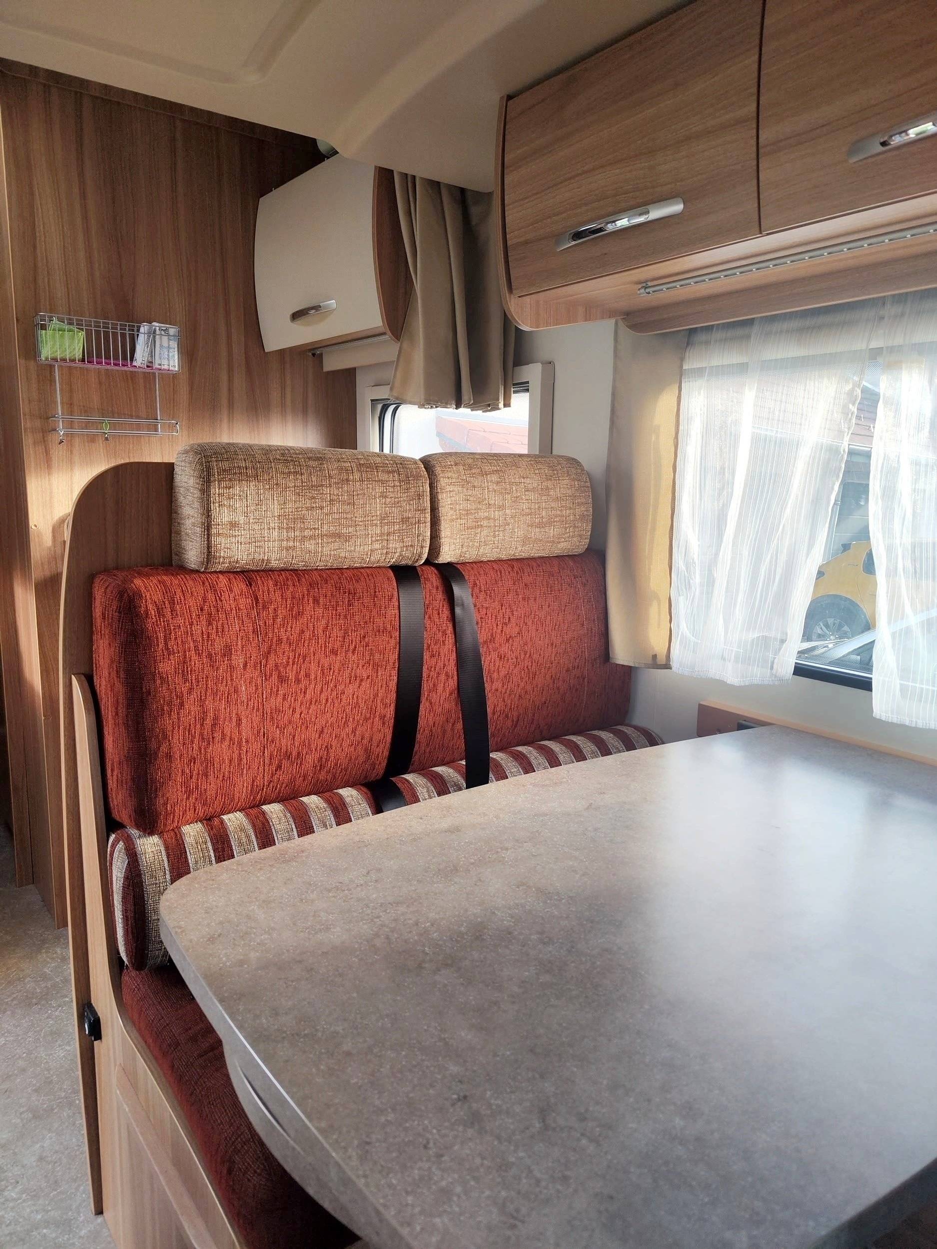 Coin repas Ford Transit 2,0 l 115 ch - Yescapa