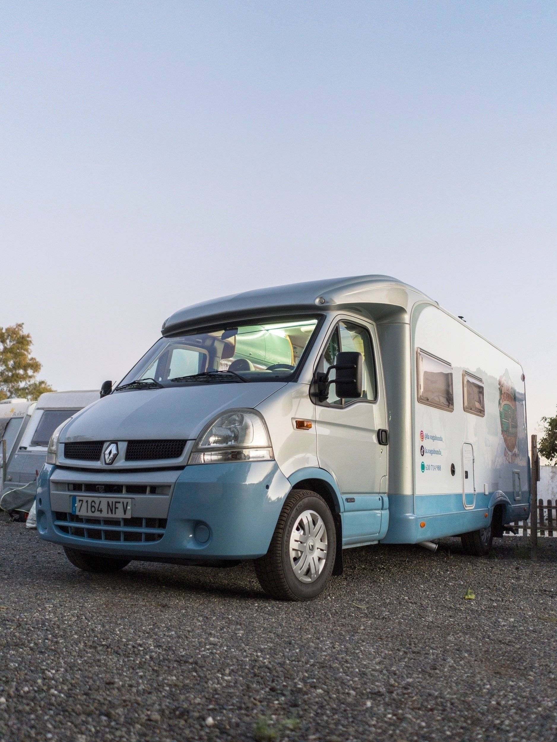 Vista del vehicle angle davanter Renault Master 2,3 l 145 ch - Yescapa