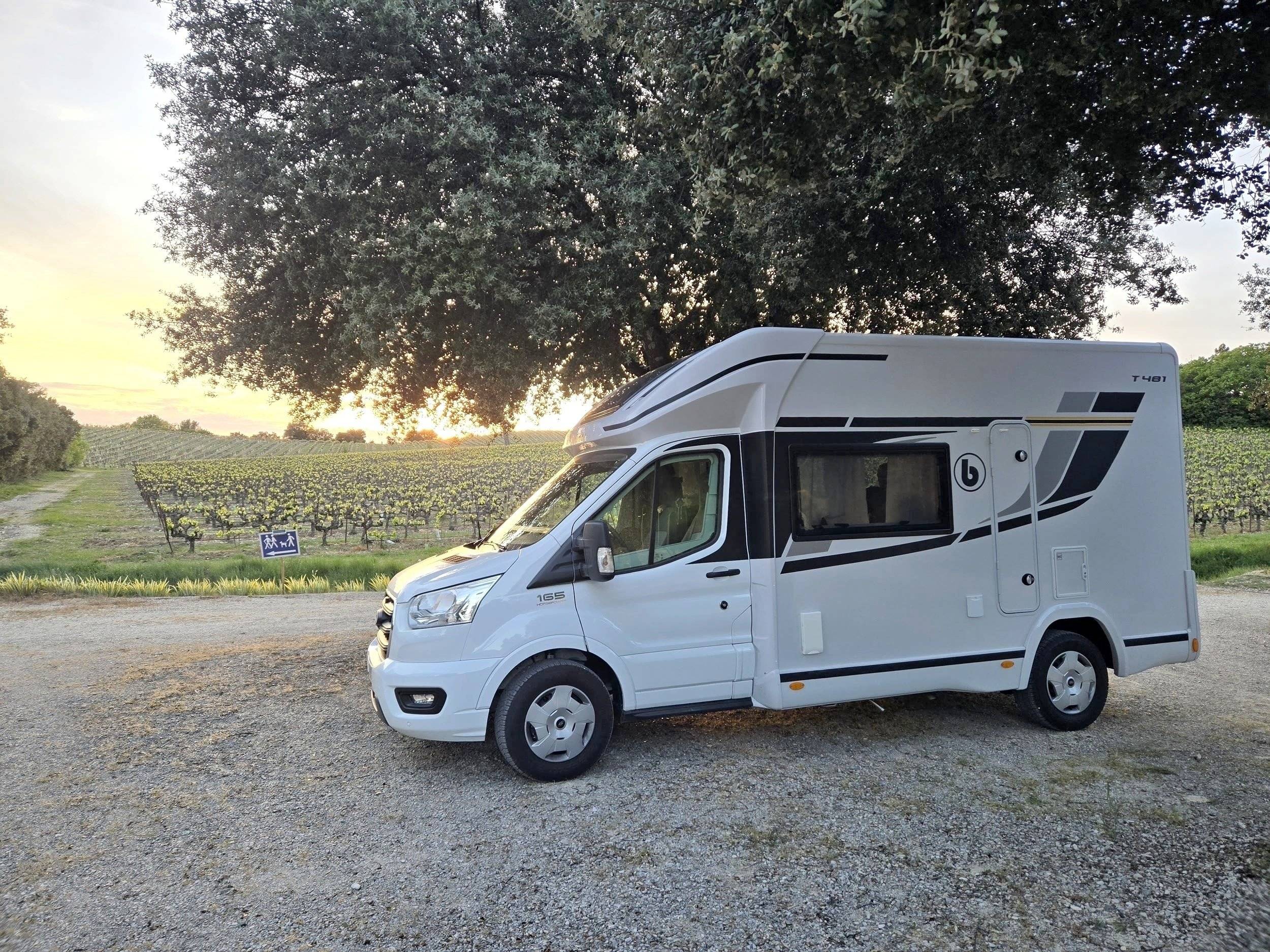 Vista del vehículo ángulo delantero Ford Transit 165 cv BVA 8 - Yescapa