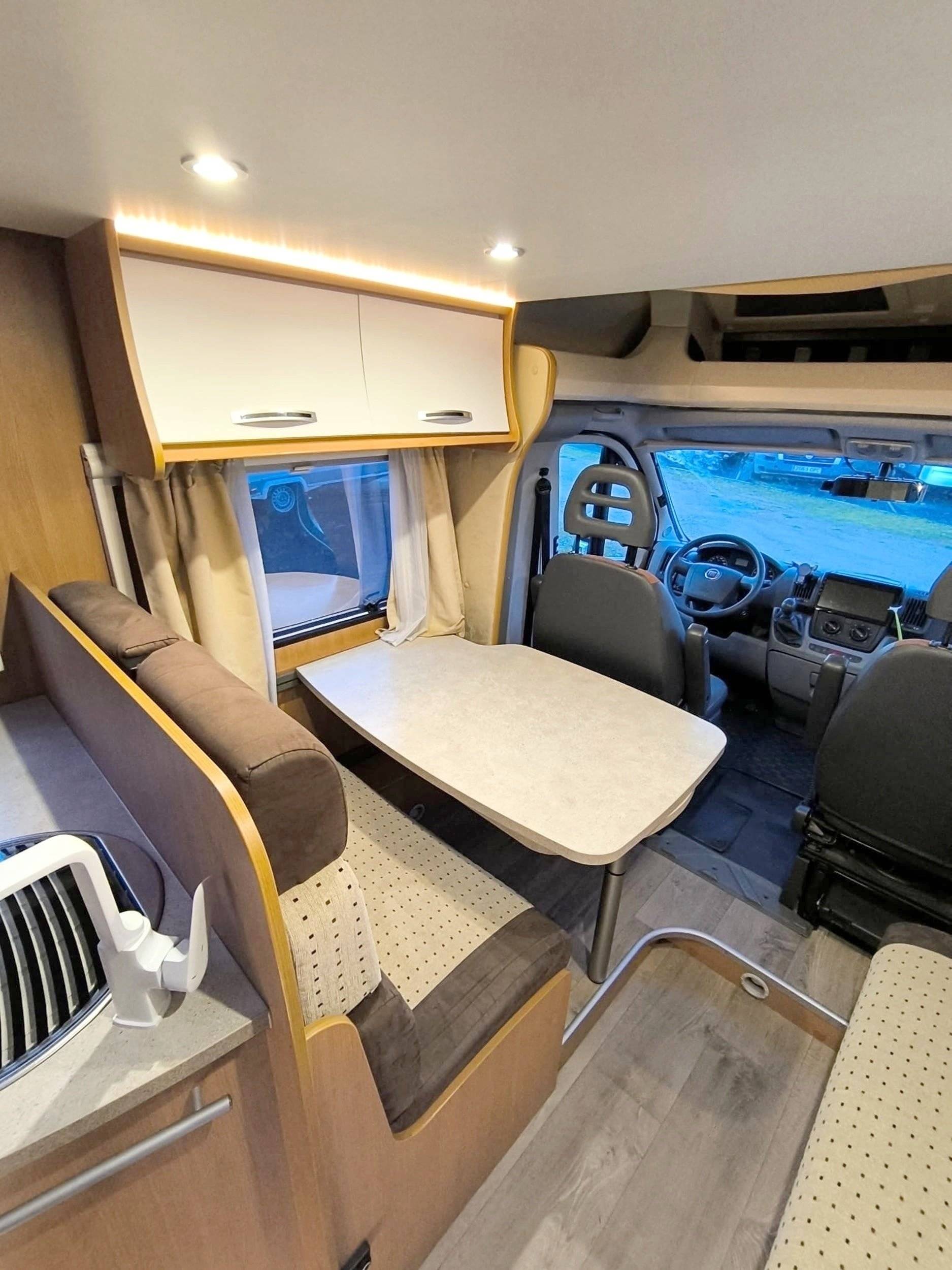 Dining Area Fiat Ducato 2,3 l Multijet 130 ch. - Yescapa