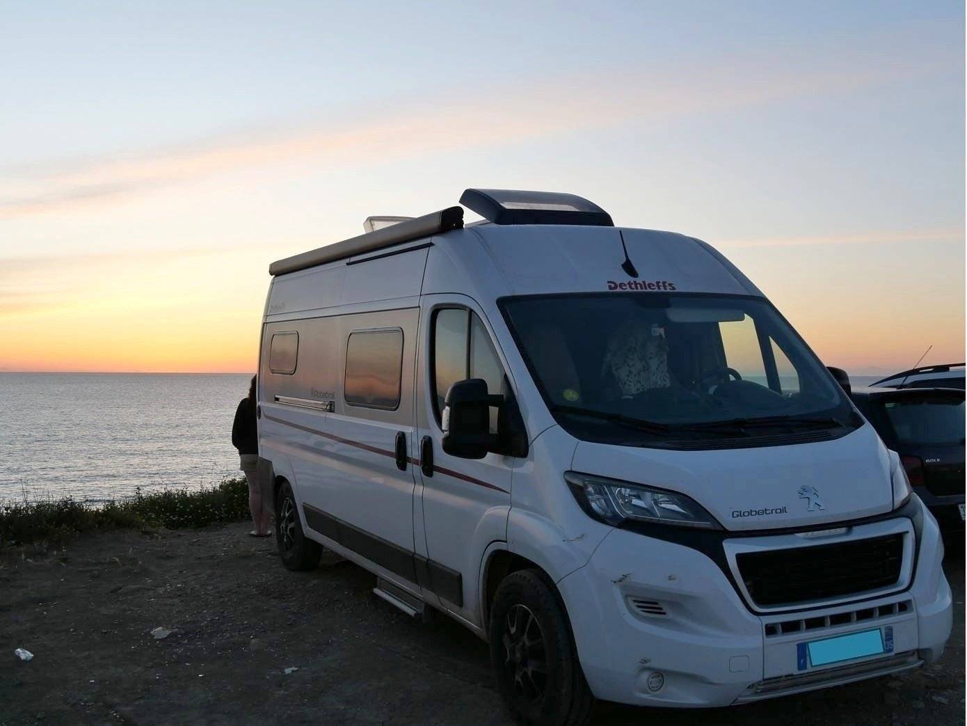 Vista de 3/4 Peugeot Boxer 2.2 Blue HDI 140ch - Yescapa