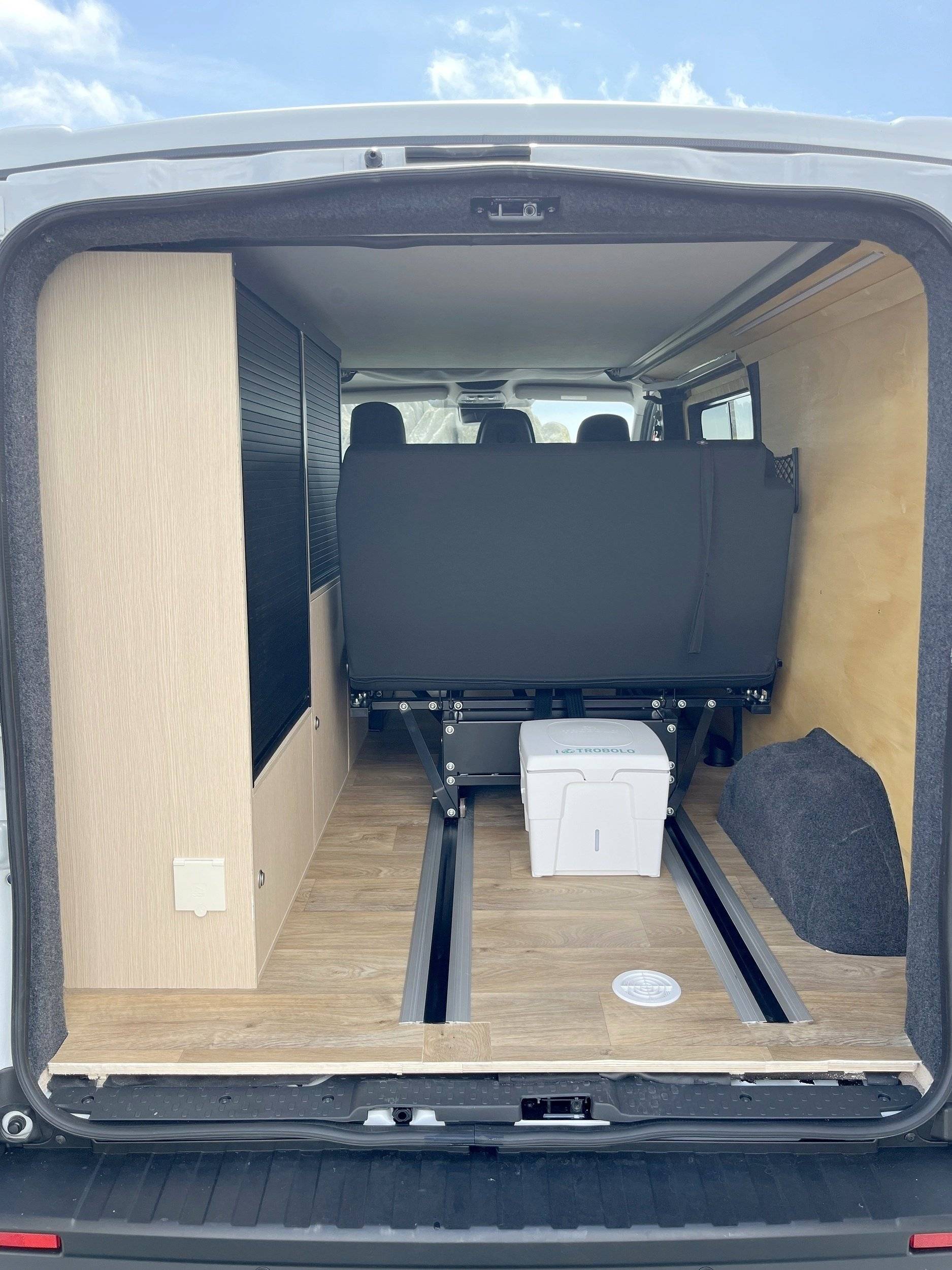 van on the road RENAULT TRUCK TRAFIC III 2.0l 150