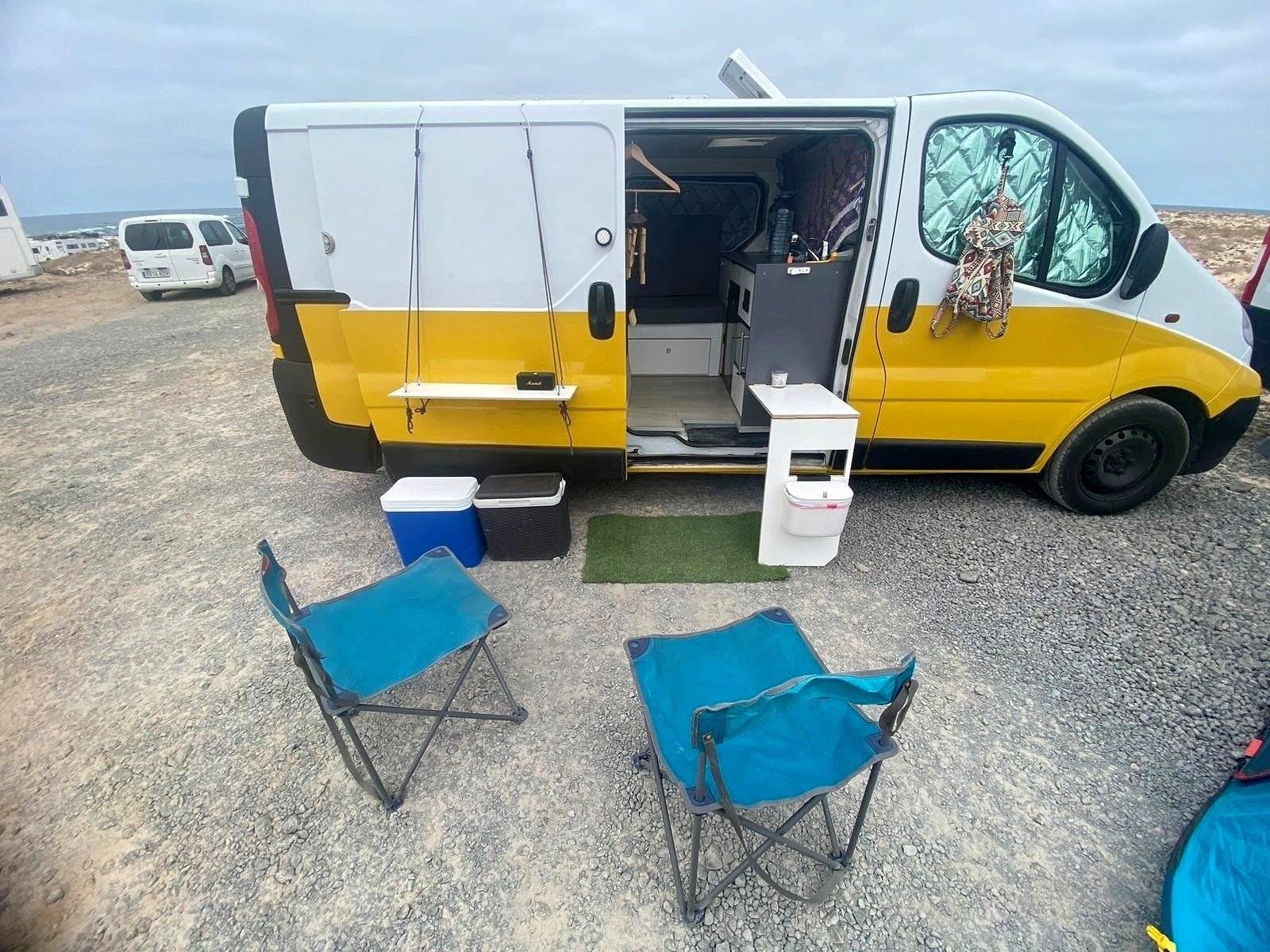 Dining Area Opel vivaro L2H1 - Yescapa