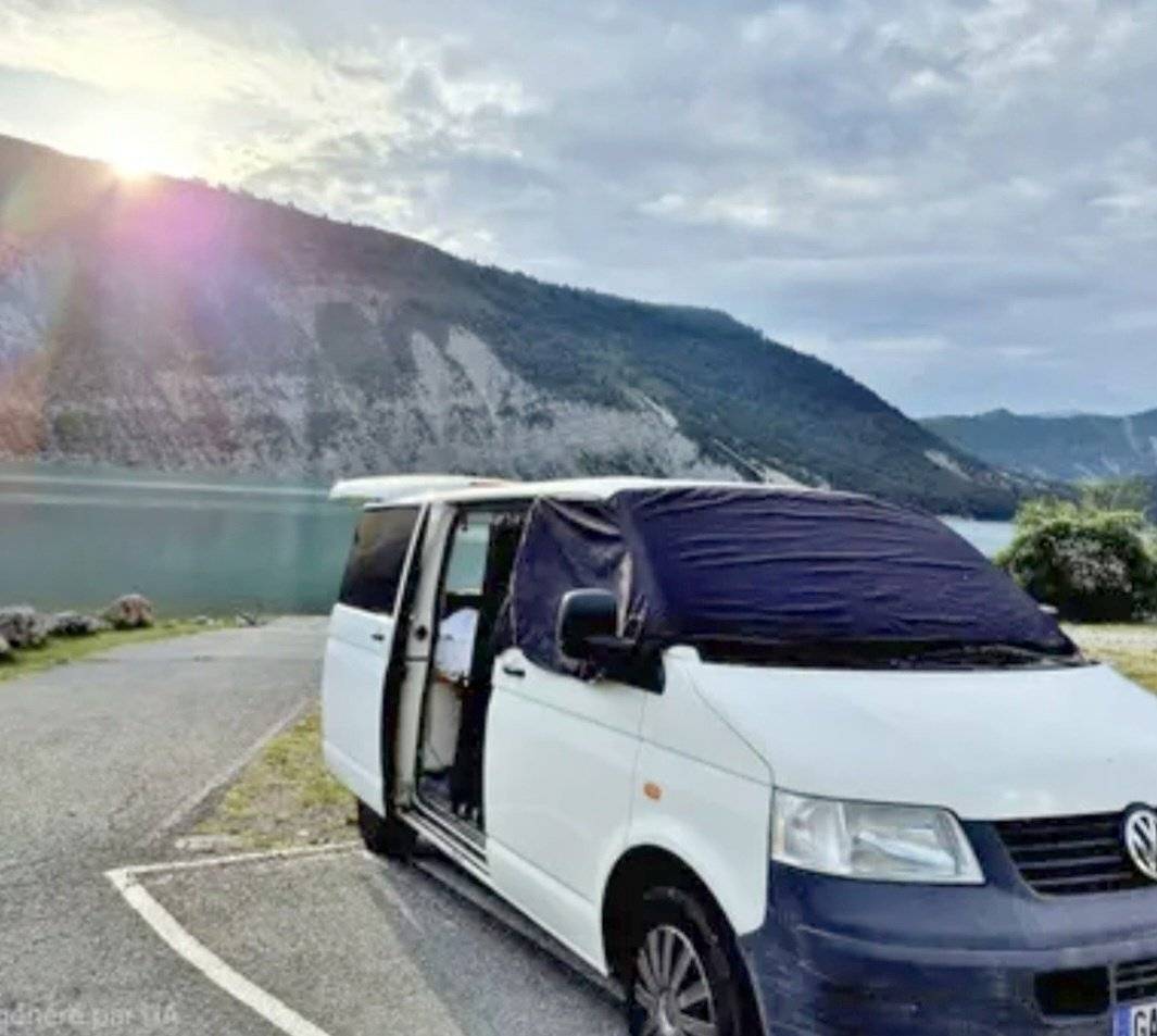 schräge Vorderansicht Volkswagen T5 1,9 l 102 ch - Yescapa