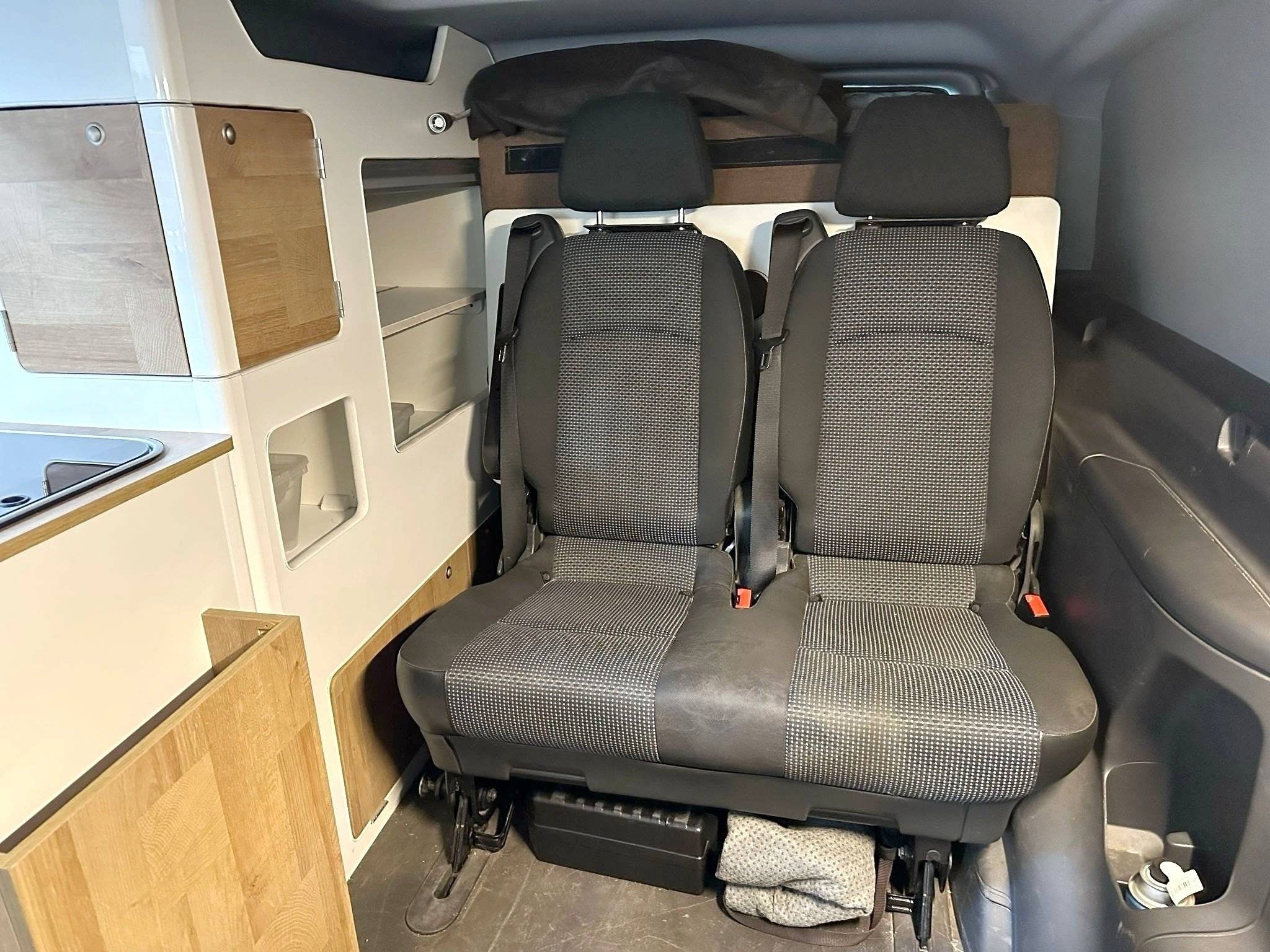 Dining Area Mercedes Vito 2,2 l 163 ch - Yescapa