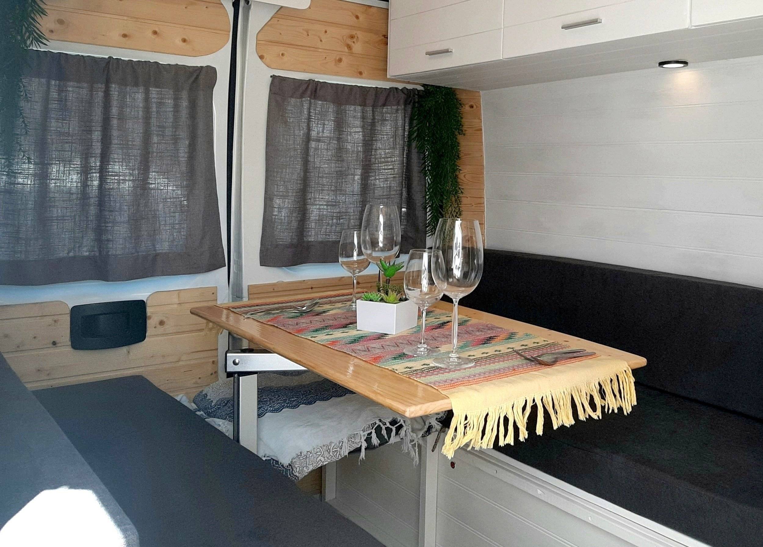Área de jantar Fiat Ducato 2.3 multijet 130cv - Yescapa