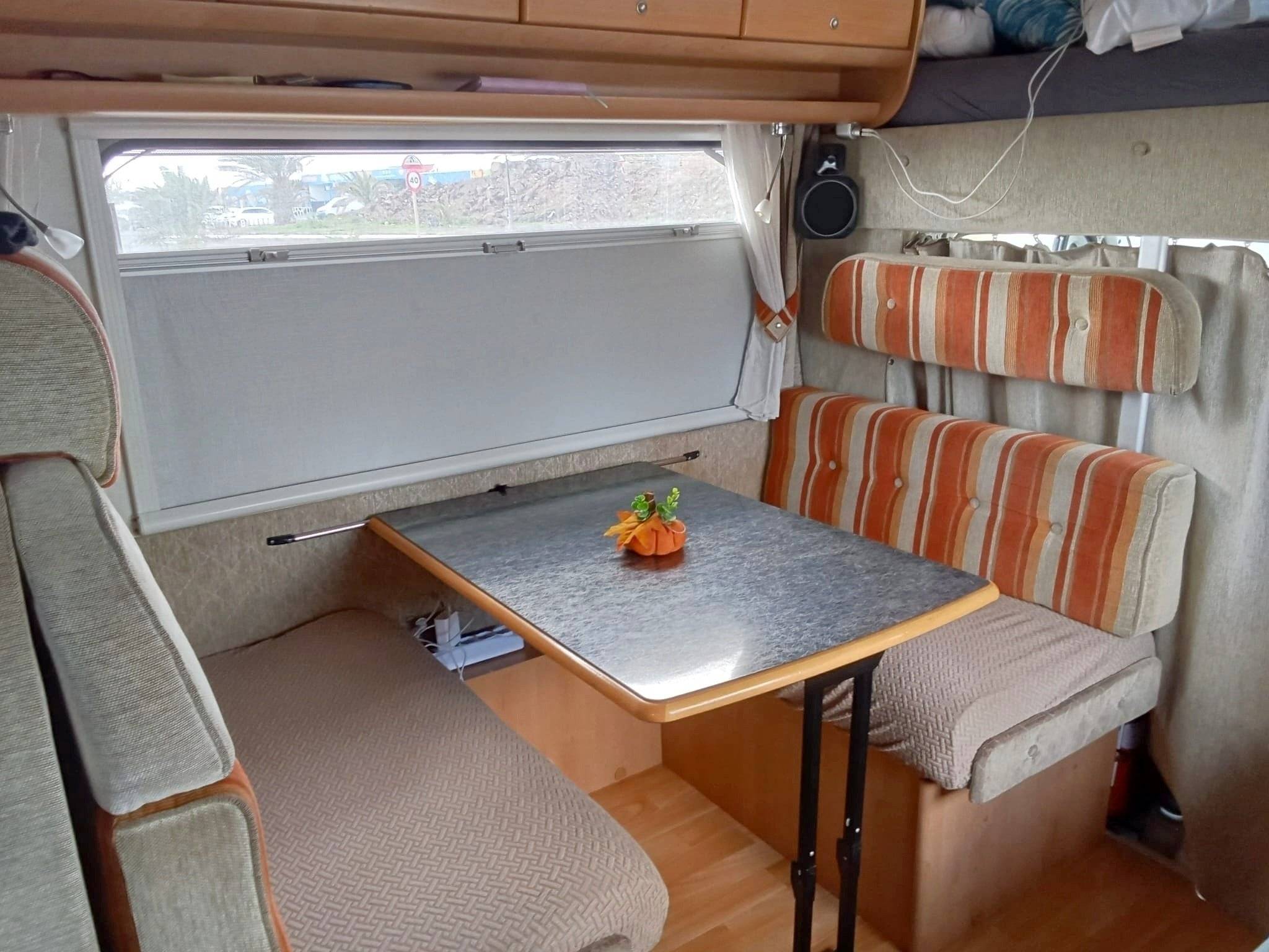 Dining Area Fiat Fiat ducato 2.8l JTD - Yescapa