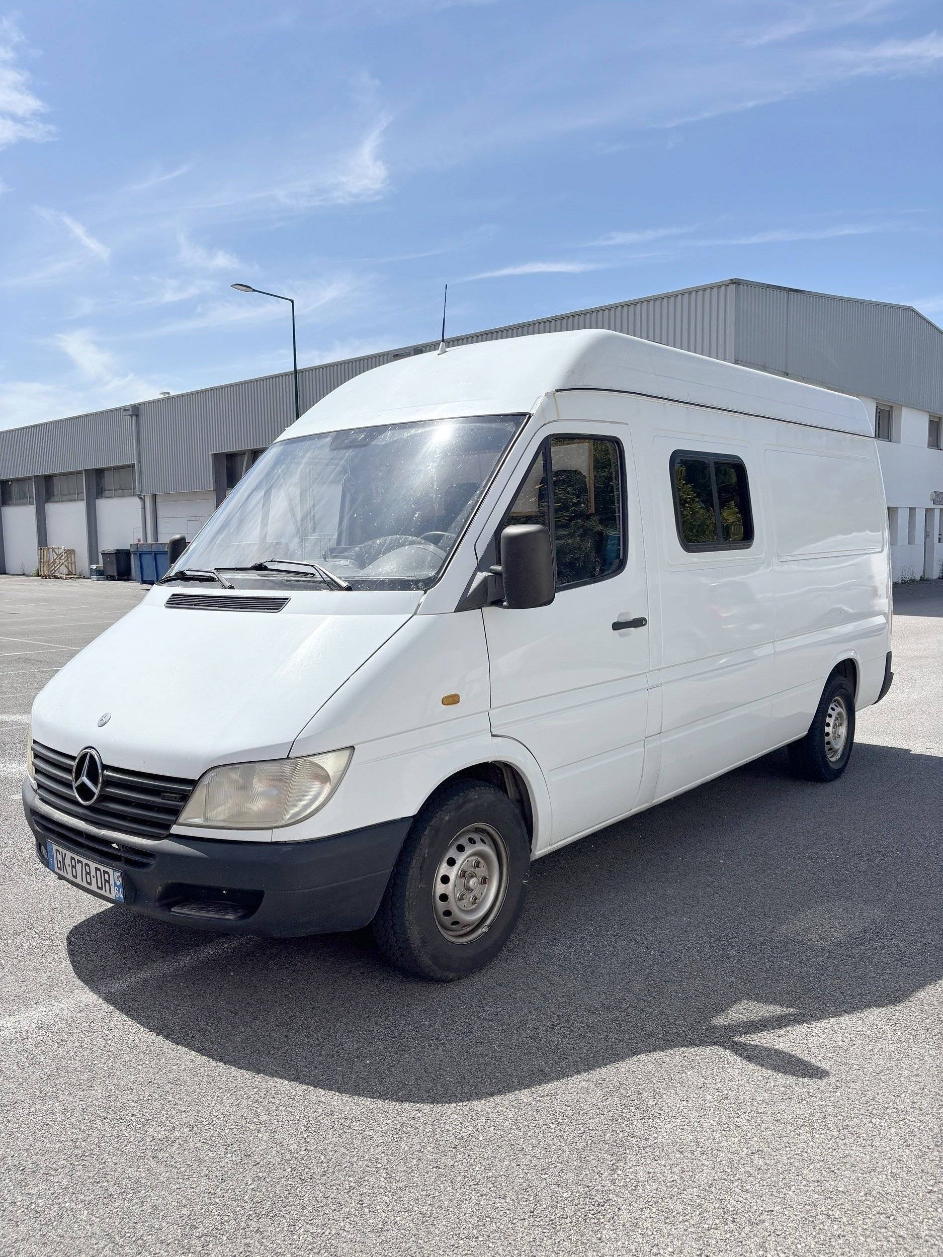 schräge Vorderansicht Mercedes Sprinter 95 ch - Yescapa