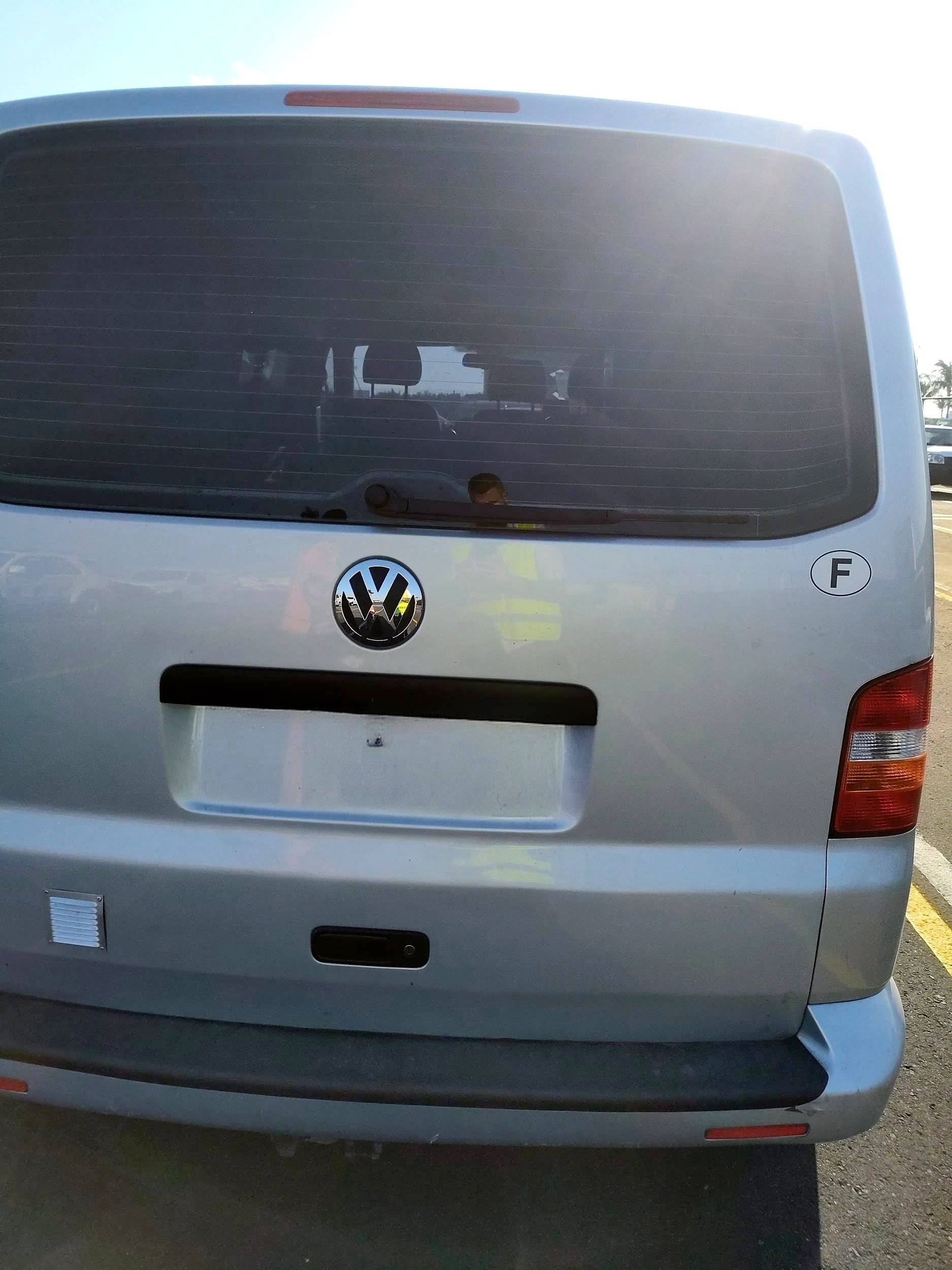 Ansicht von hinten Volkswagen T5 Long 2,5l TDI 130Cv - Yescapa