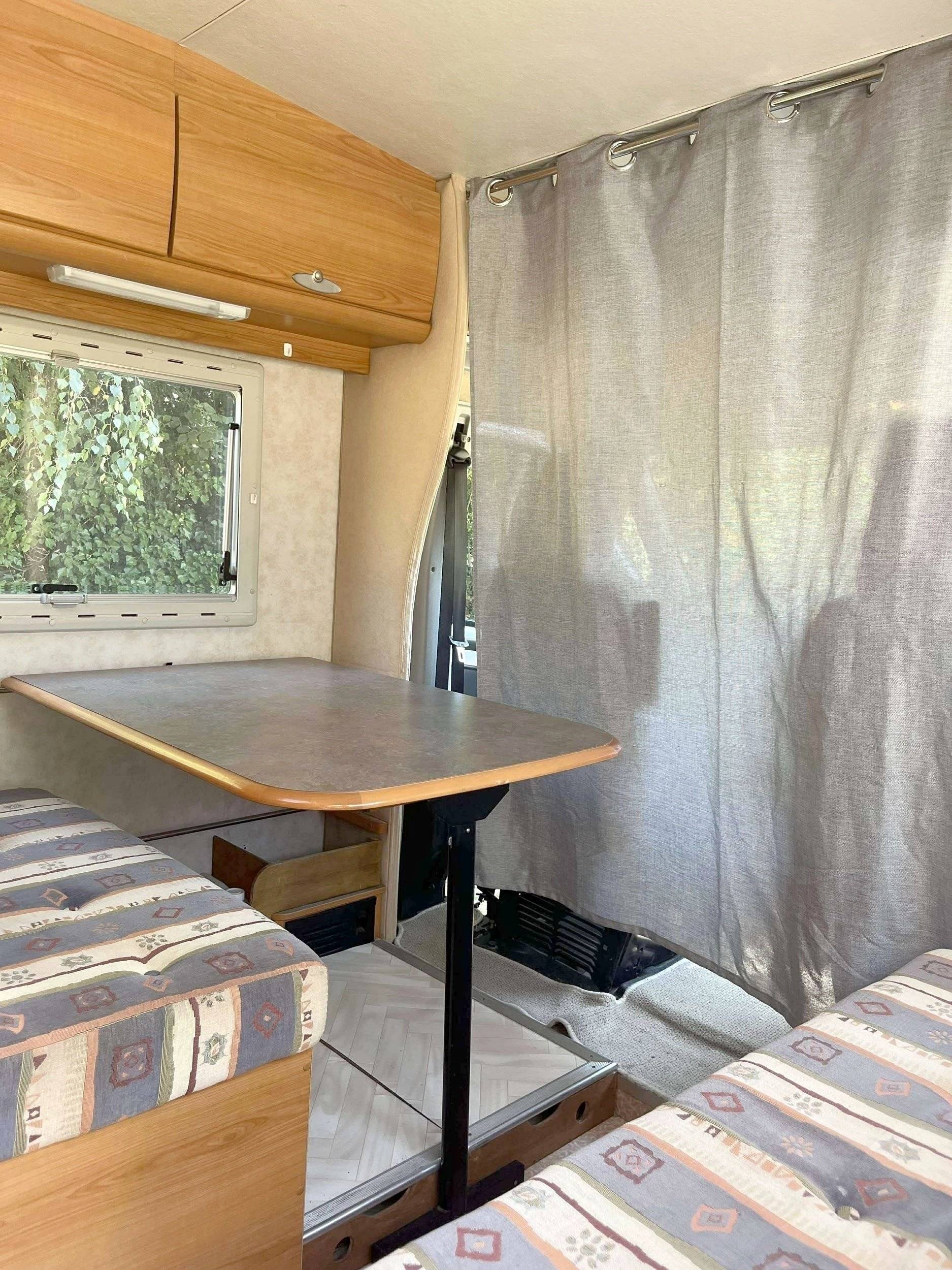 Área de jantar Citroën Rapido - Yescapa