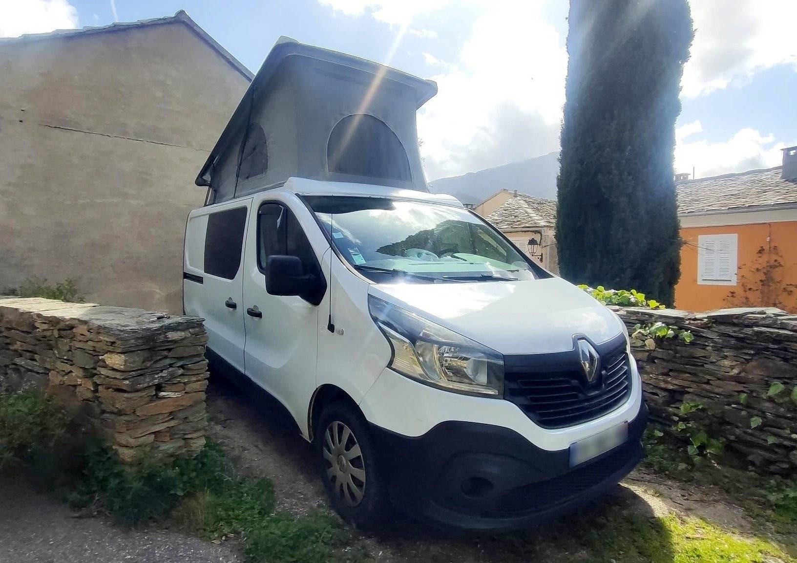 schräge Vorderansicht Renault trafic 3 - Yescapa