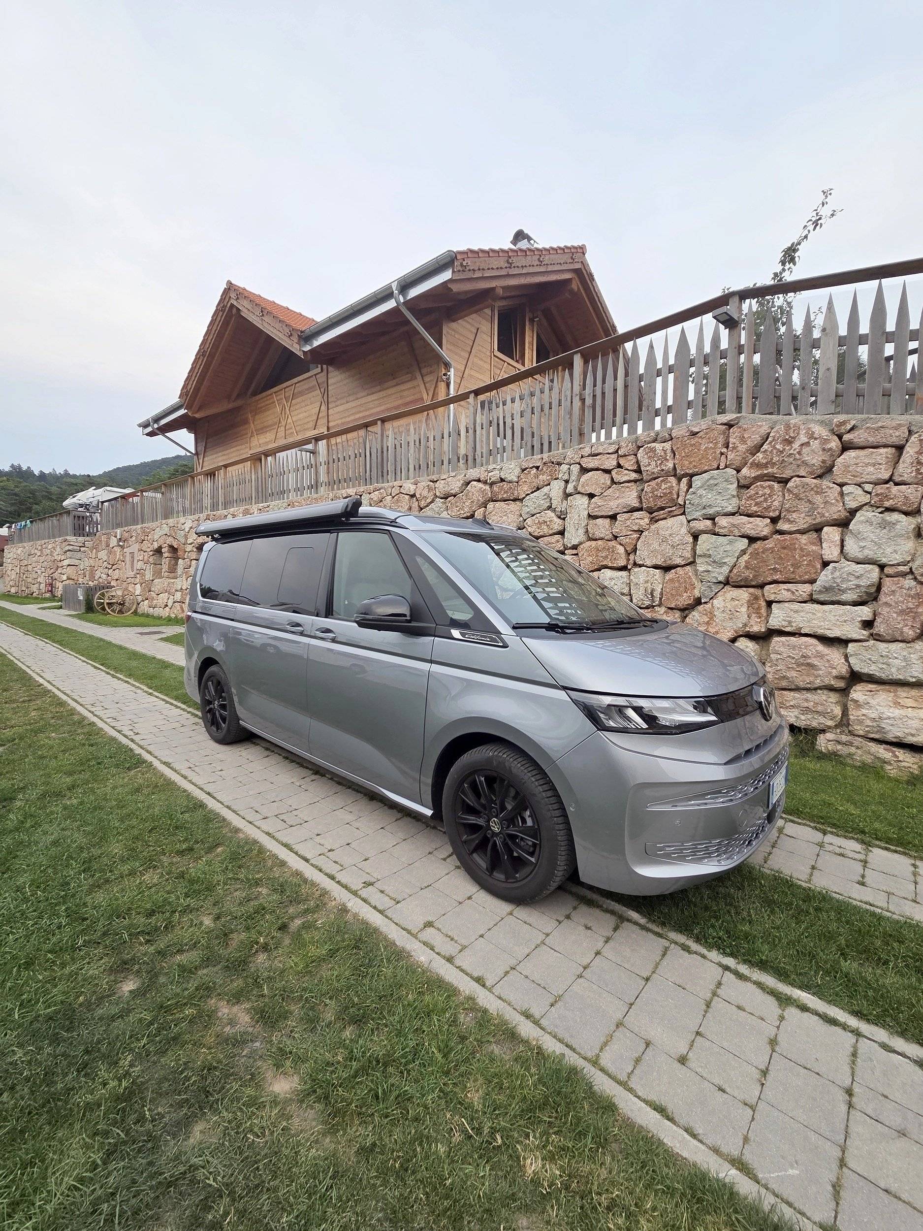 Vista frontale a ¾ Volkswagen CALIFORNIA - Yescapa