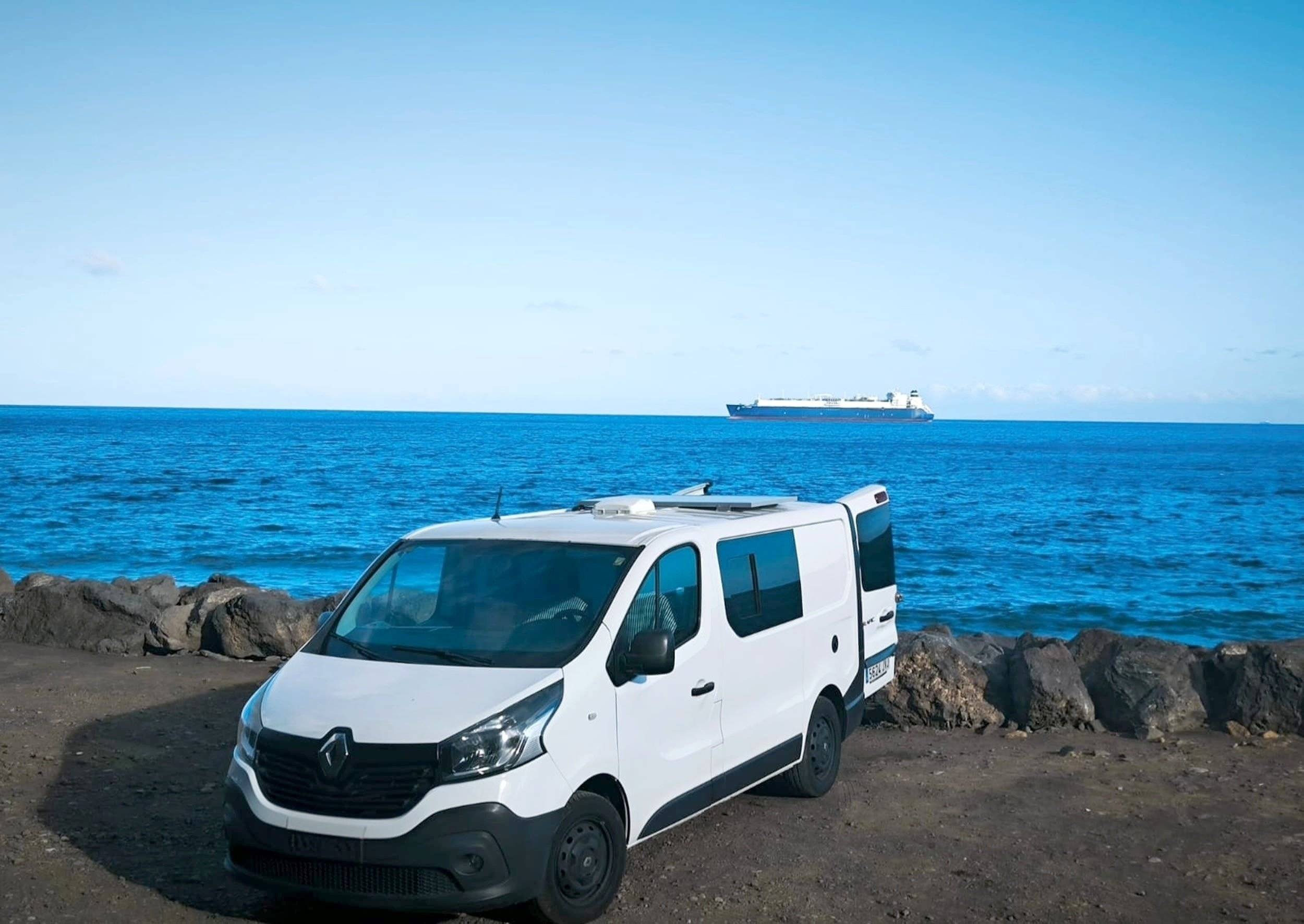 Vue avant de 3/4 Renault Renault Trafic - Yescapa