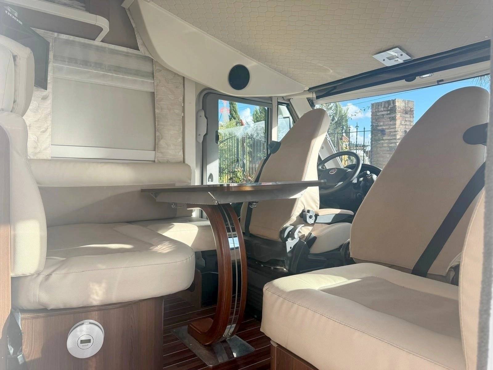 Dining Area Iveco Daily 2,3 l 130 ch - Yescapa