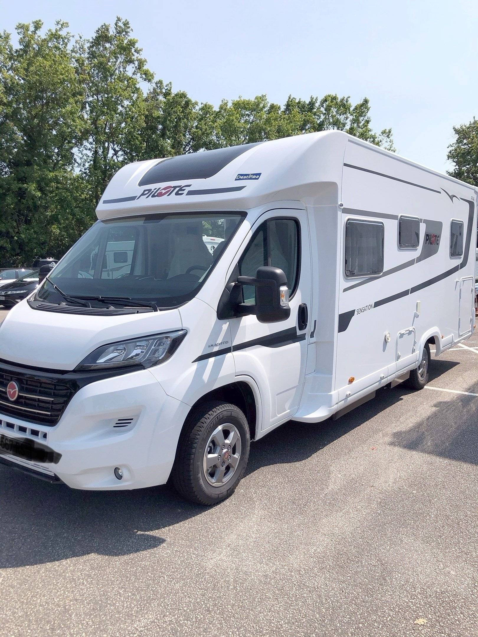 Vue avant de 3/4 Fiat 2,3 l 130 ch - Yescapa