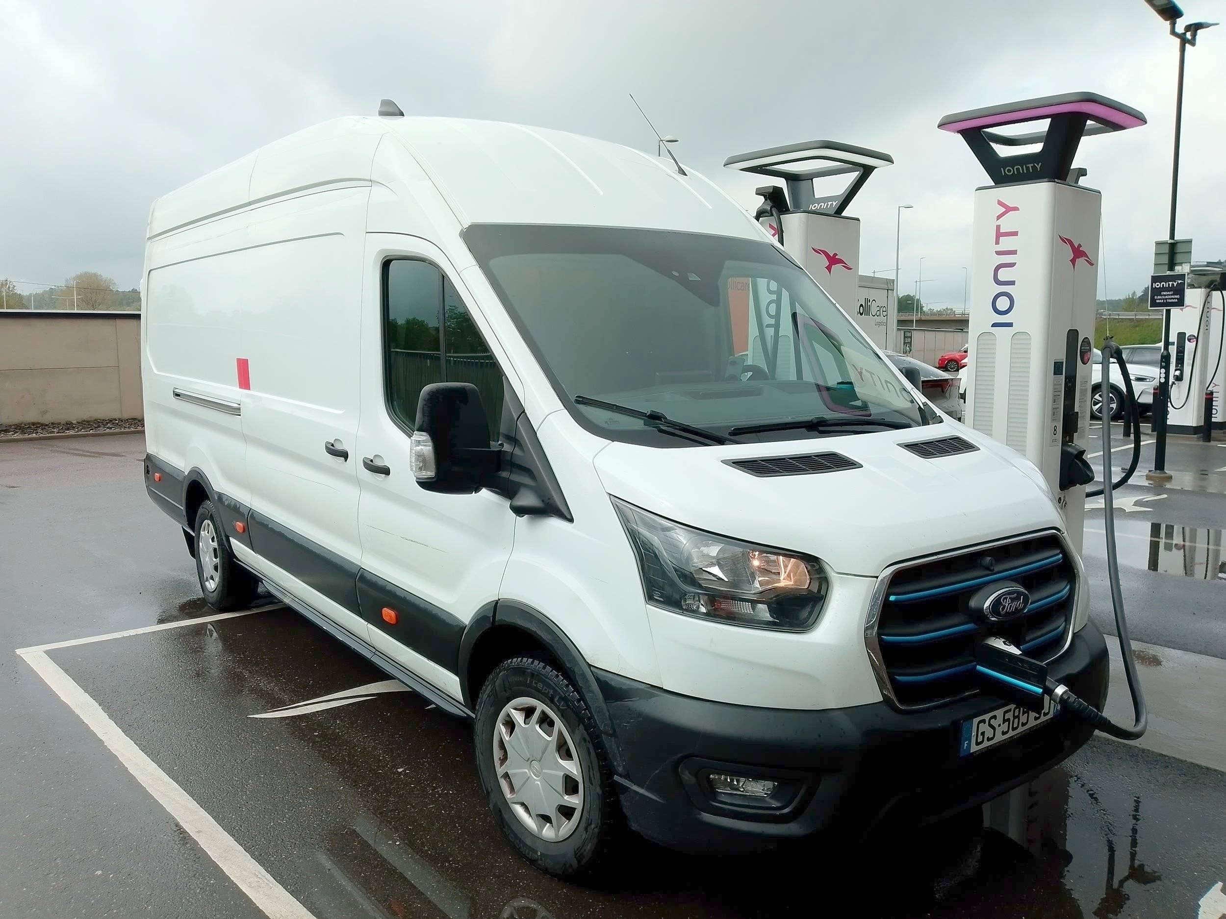 Vista de 3/4 Ford Transit - Yescapa