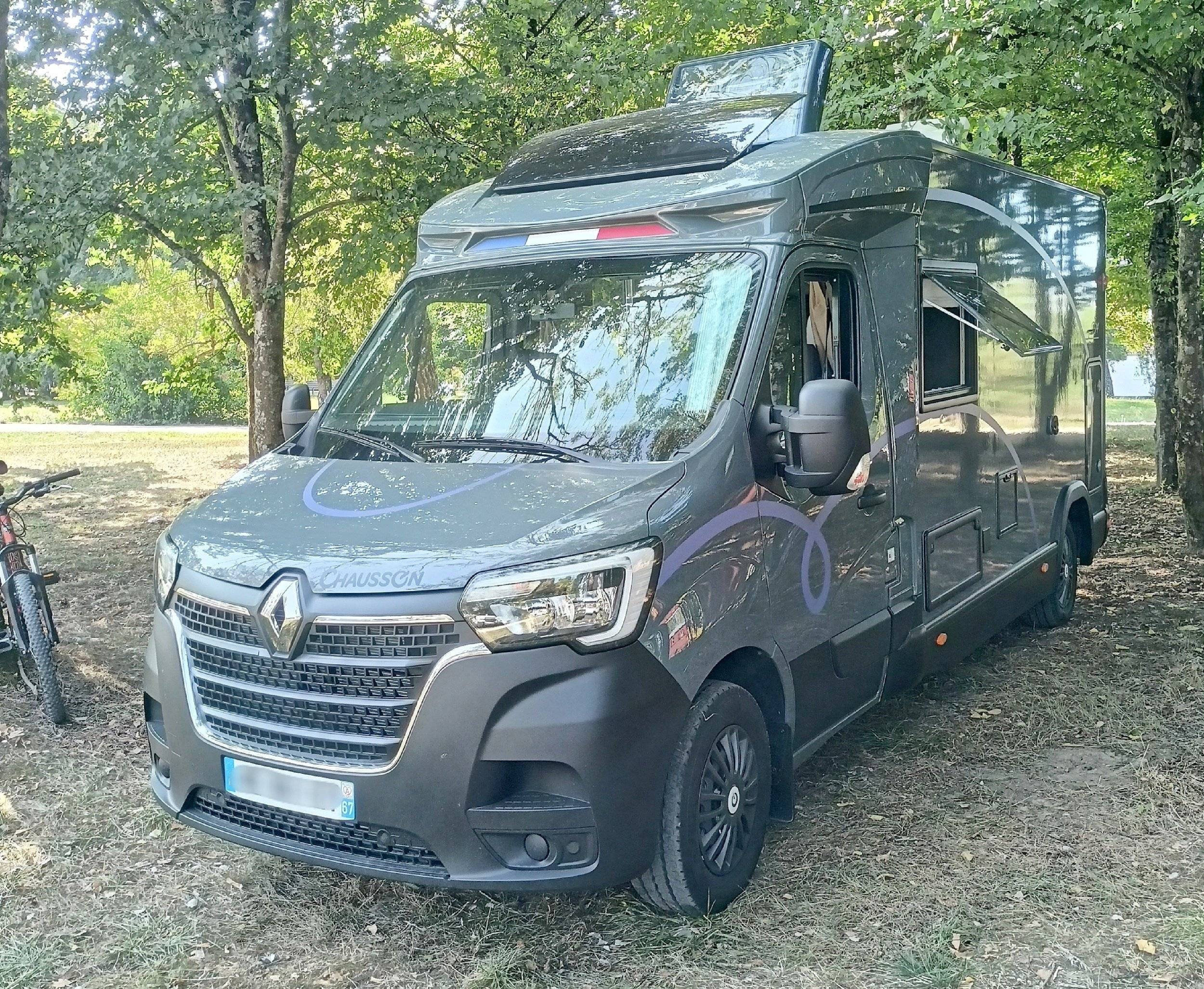 schräge Vorderansicht Renault Master 2,3 l 145 ch - Yescapa