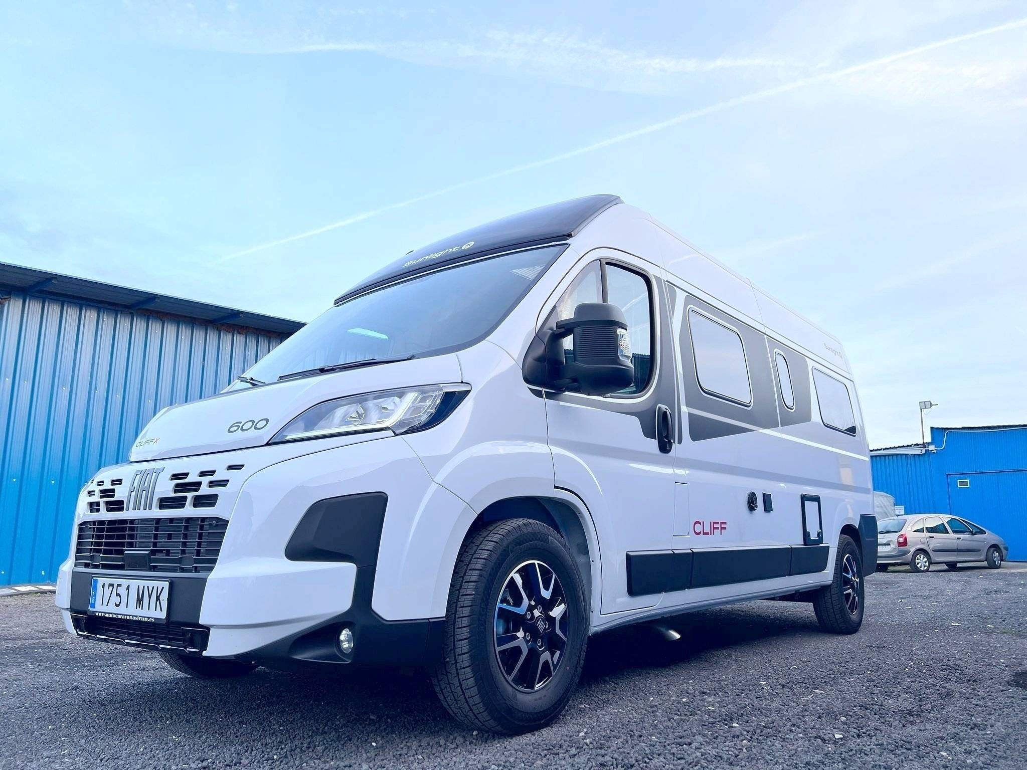 Sunlight Cliff 600 X