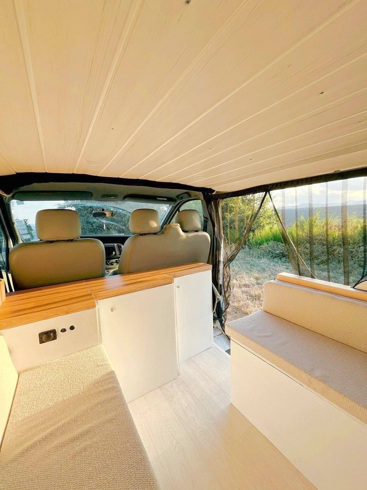 Dining Area Renault Renault Trafic - Yescapa