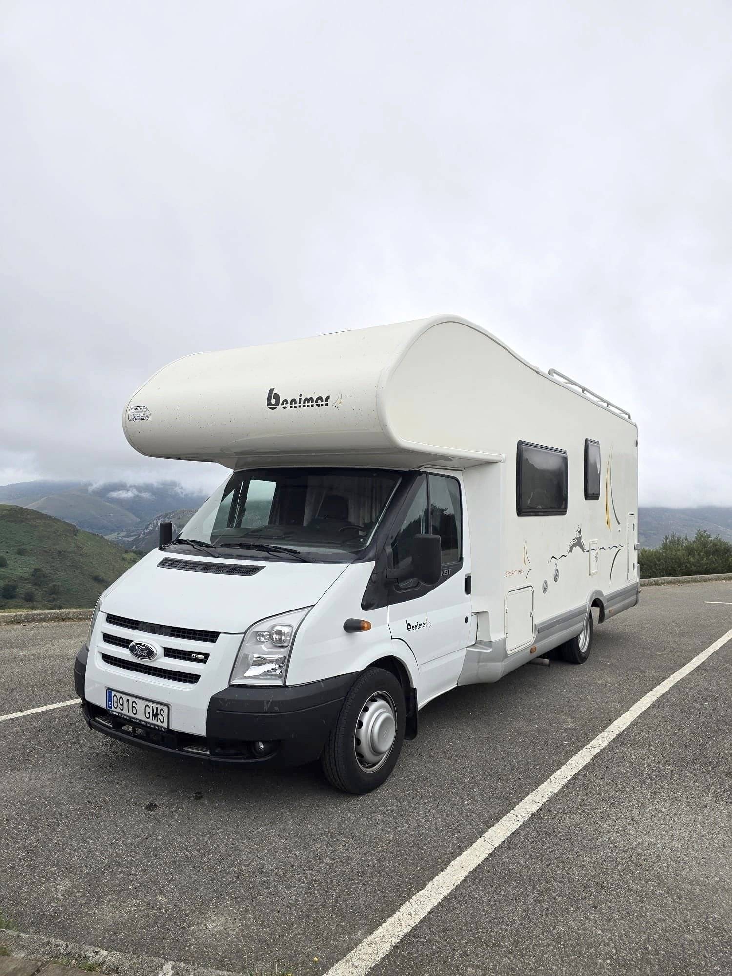 Voorkant 3/4 Ford Transit 2,4 l 140 ch - Yescapa