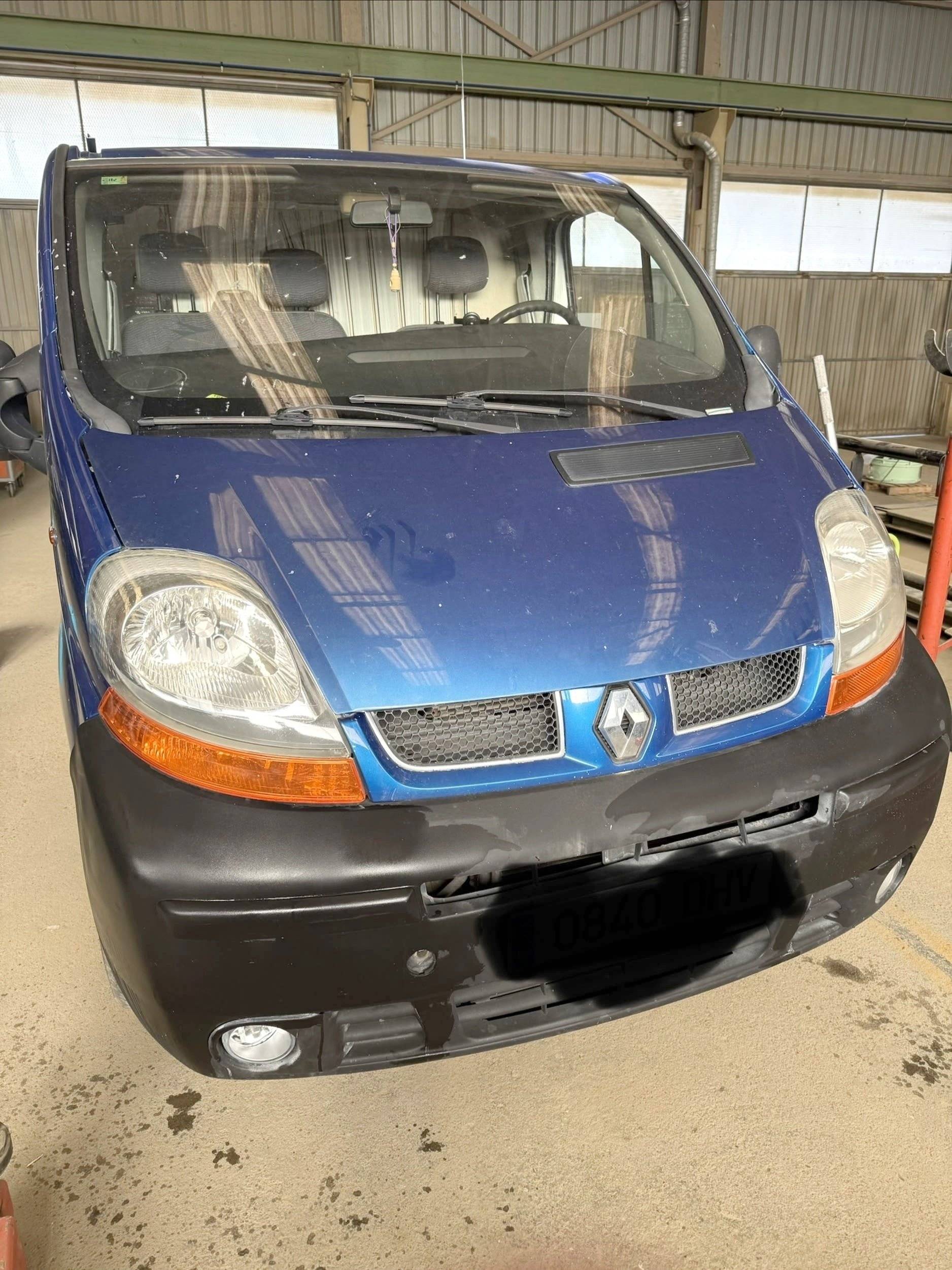 Front view from 3/4 Renault Trafic 1,6 l dci 125 ch - Yescapa