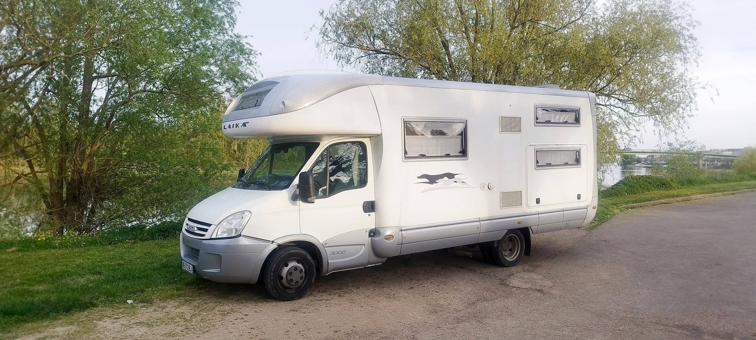 Vista frontale a ¾ Iveco Daily 3,0 l 176 ch - Yescapa