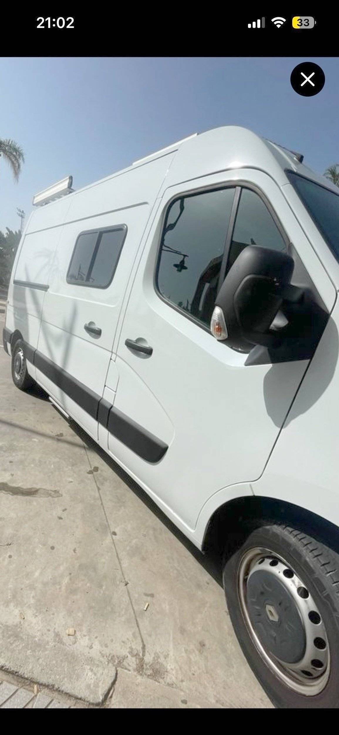 Vista del vehículo ángulo delantero Renault Master - Yescapa
