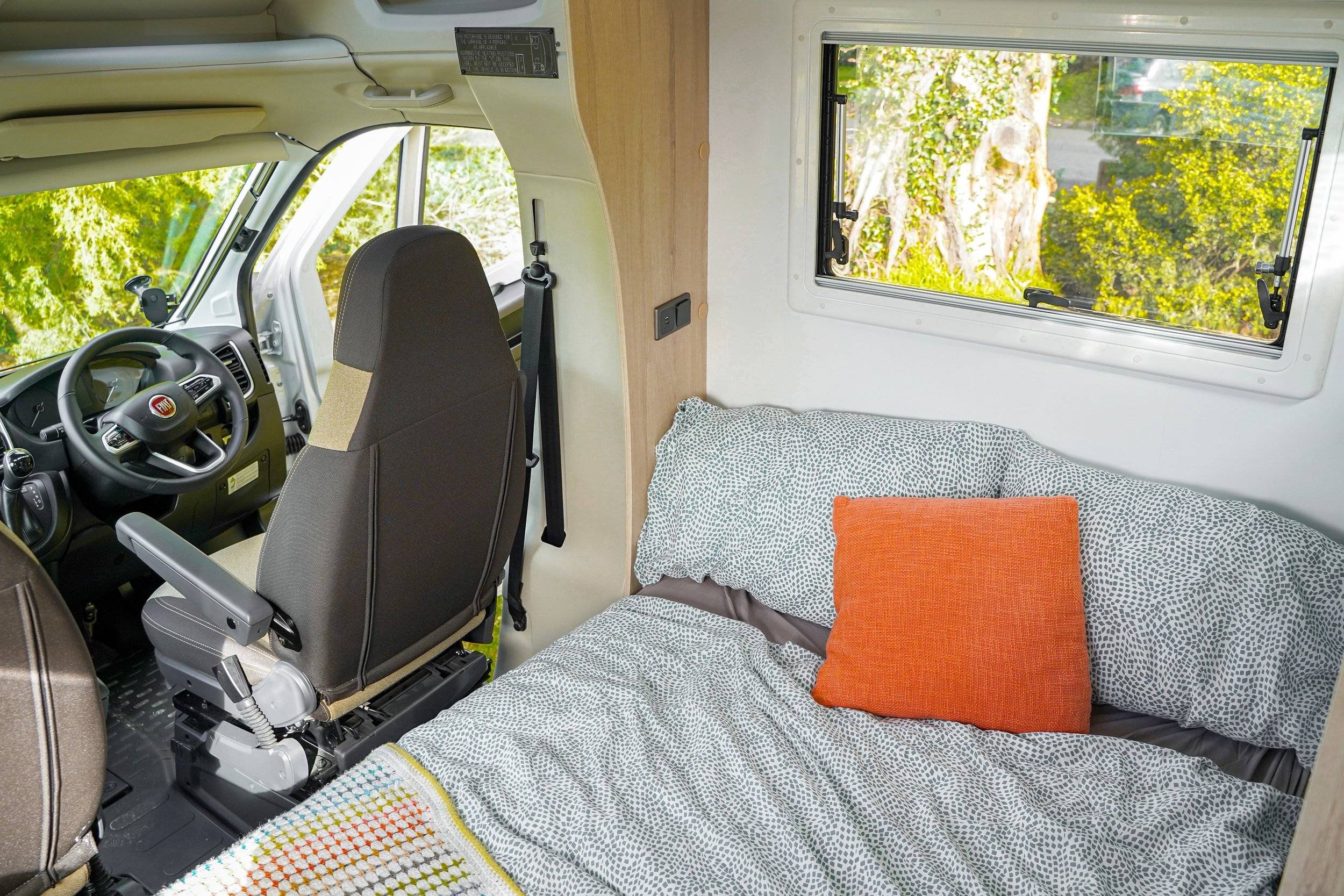 Área de jantar Oc Comfort Standard 4 Auto Select Oc Comfort Standard 4 Auto Select - Yescapa