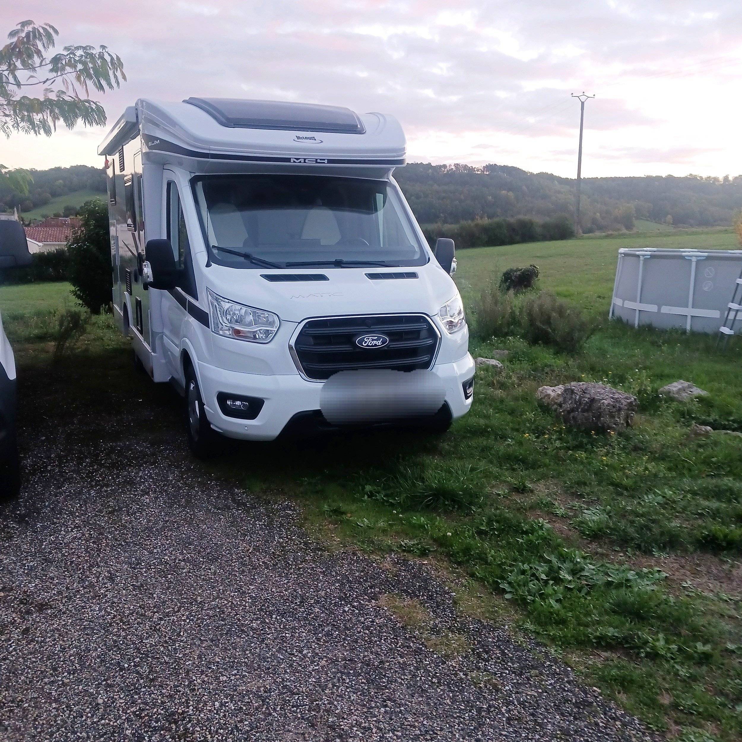 Vue avant de 3/4 Ford - Yescapa