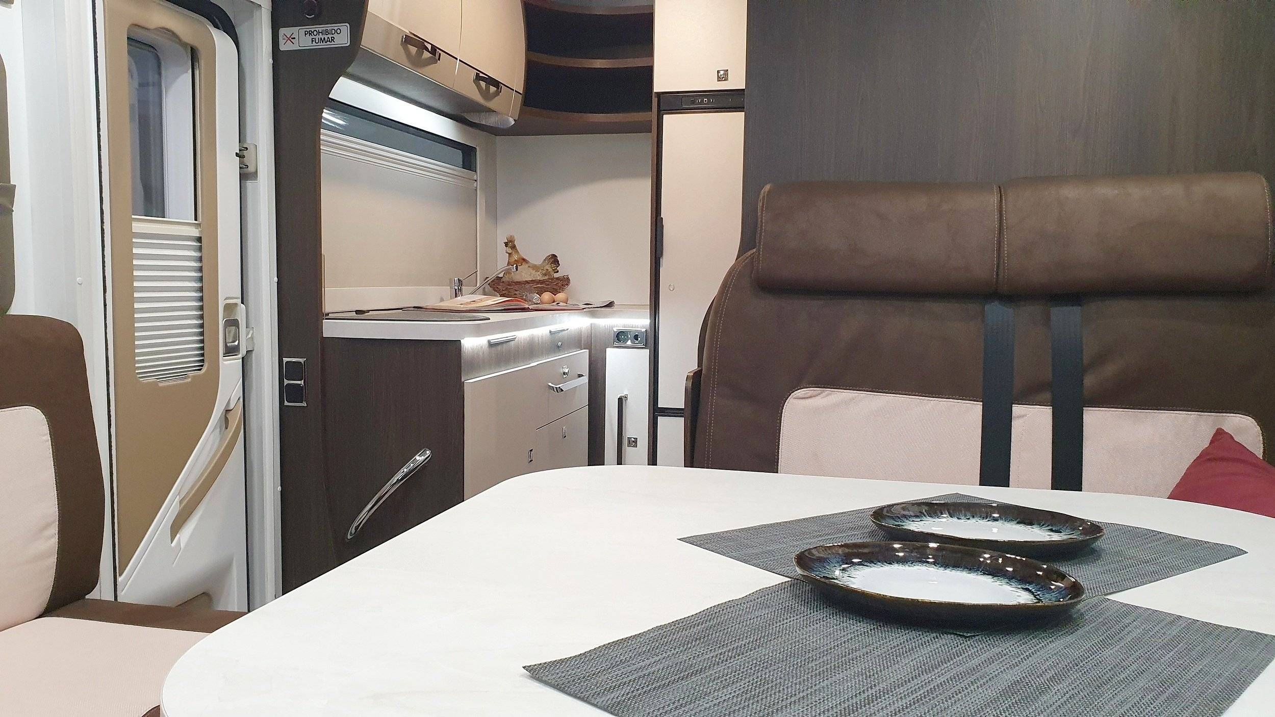 Dining Area Ford Transit 2,0 l 170 ch - Yescapa