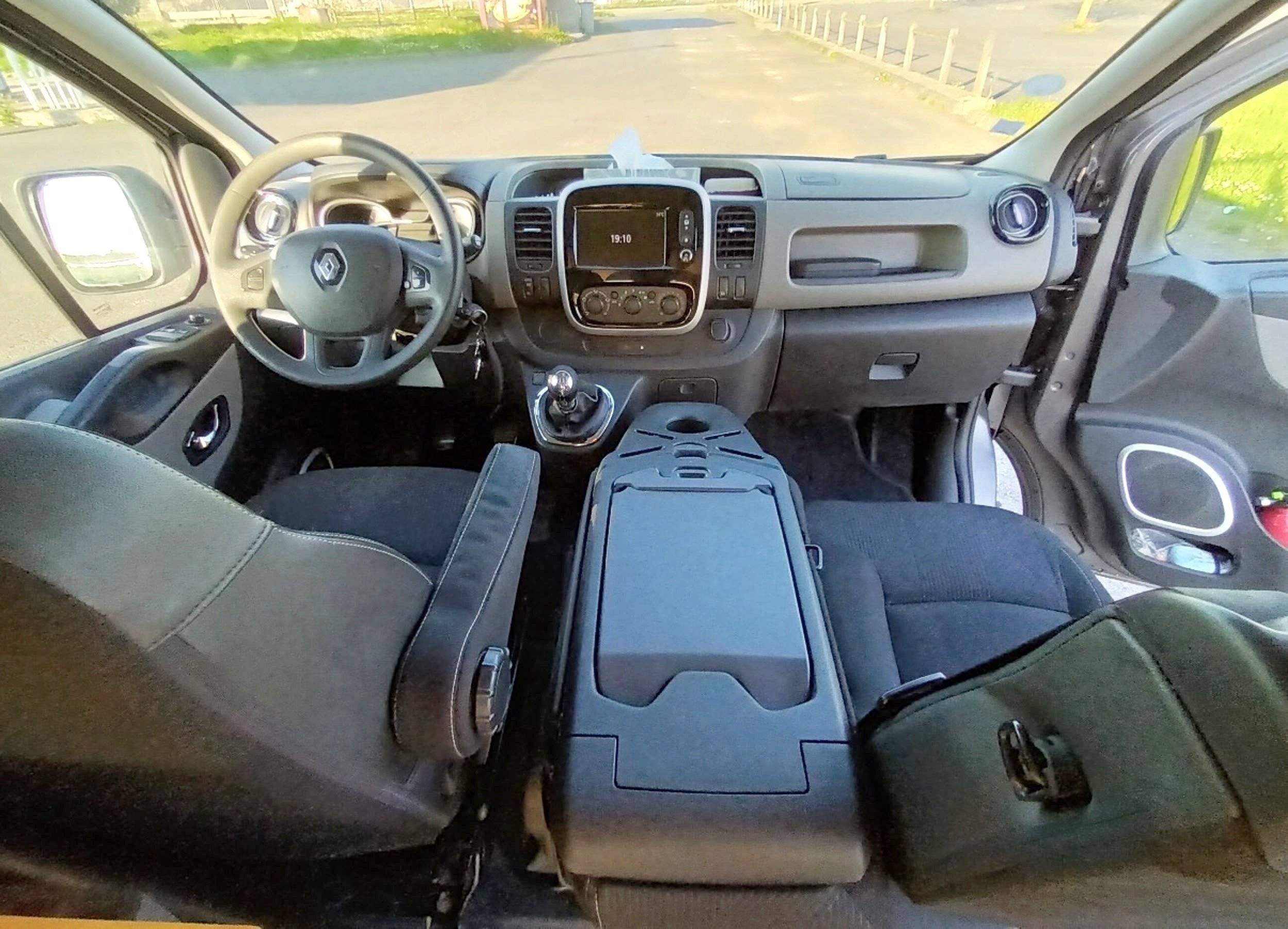 Dining Area Renault Trafic 1,6 l 120 ch - Yescapa