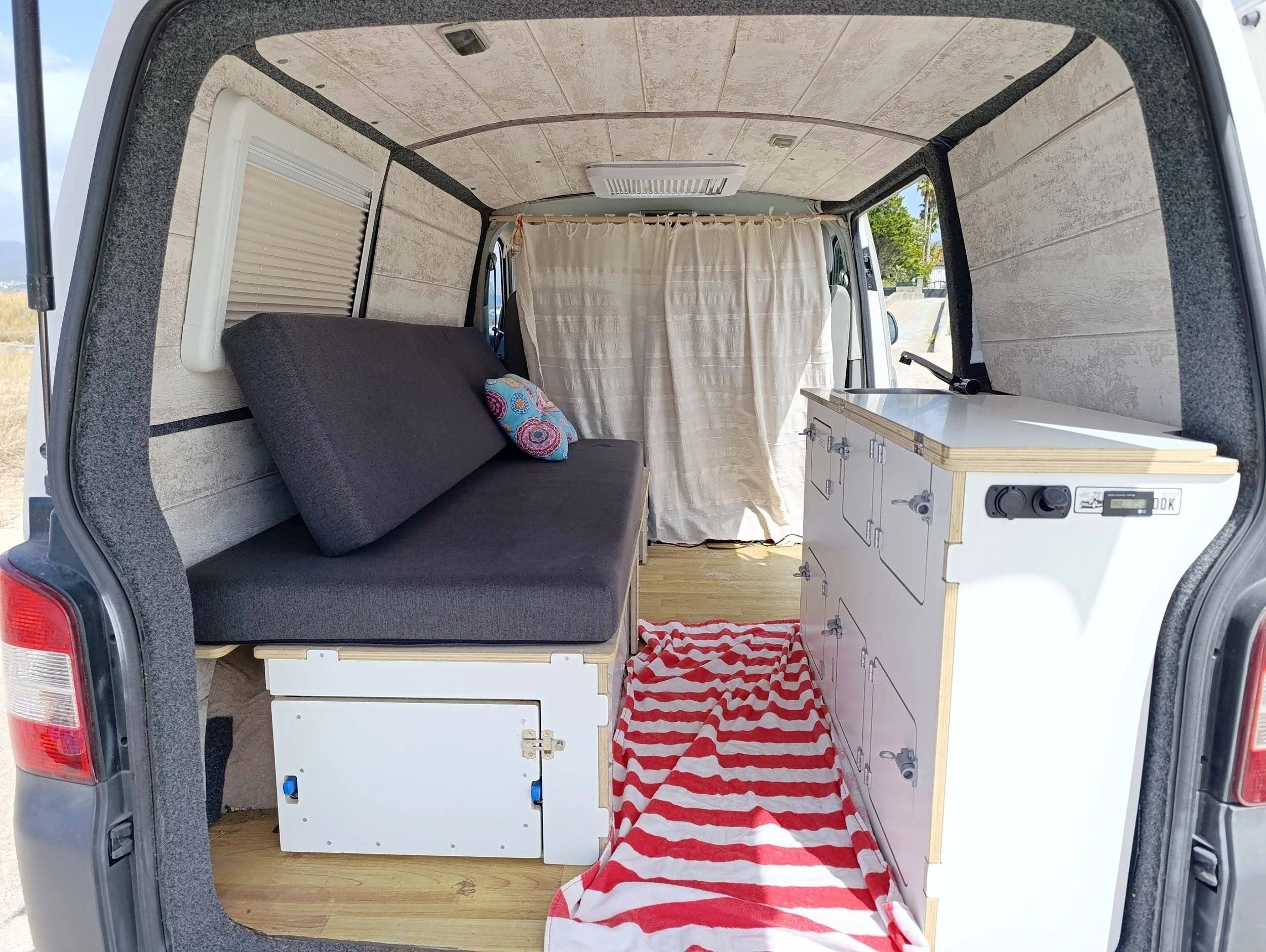Slaapplaatsen Volkswagen Transporter 2,0 l 84 ch - Yescapa