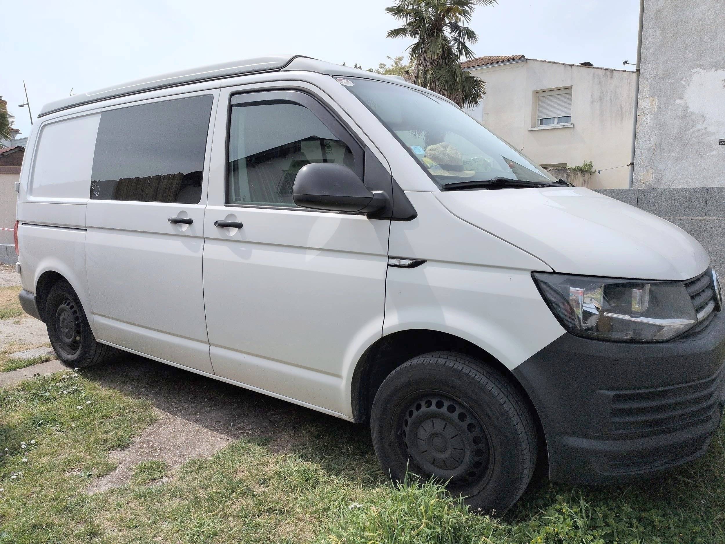 schräge Vorderansicht Volkswagen T6 2,0 l 102 ch - Yescapa