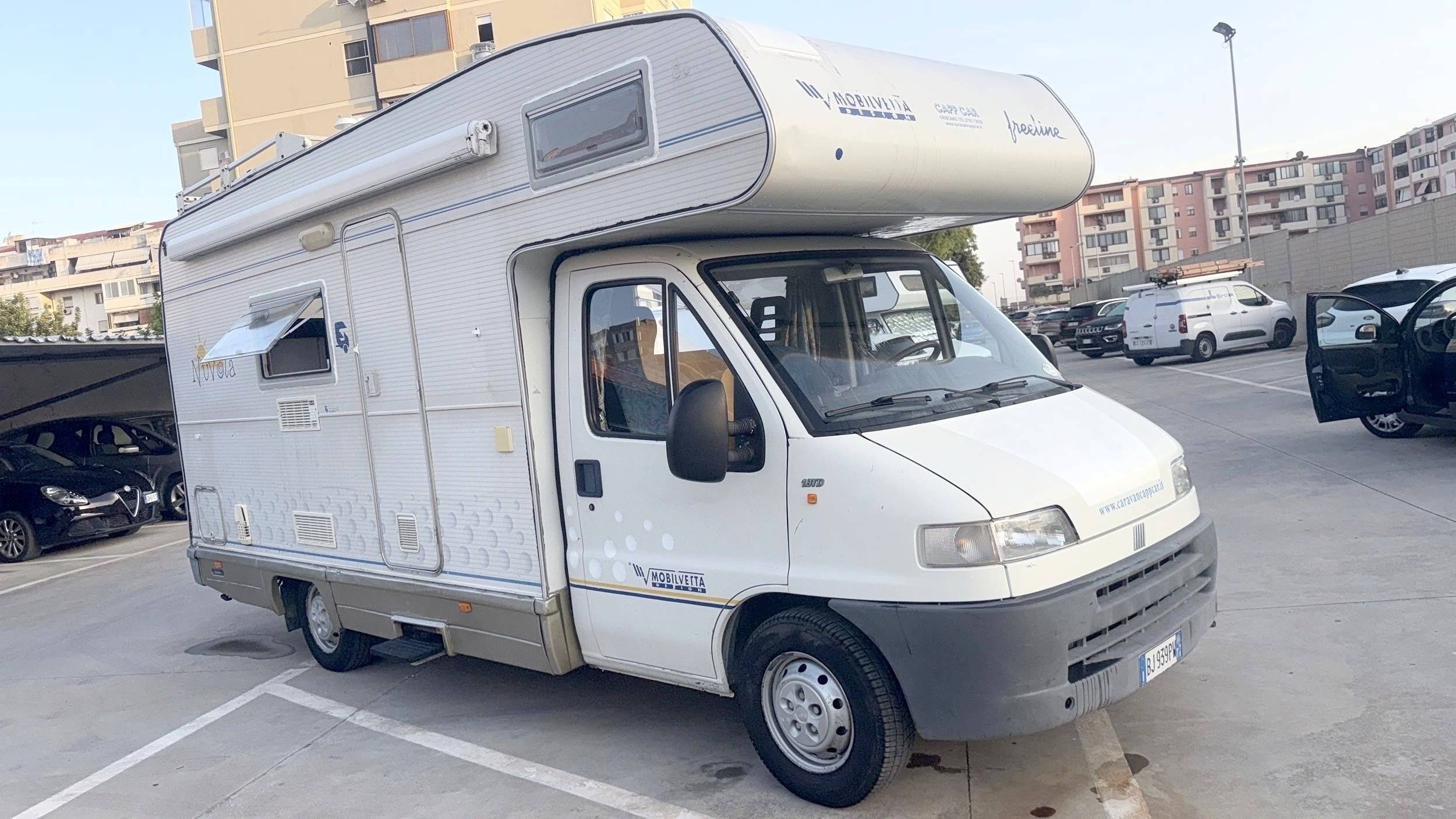 Vue avant de 3/4 Fiat Ducato 1.9 - Yescapa