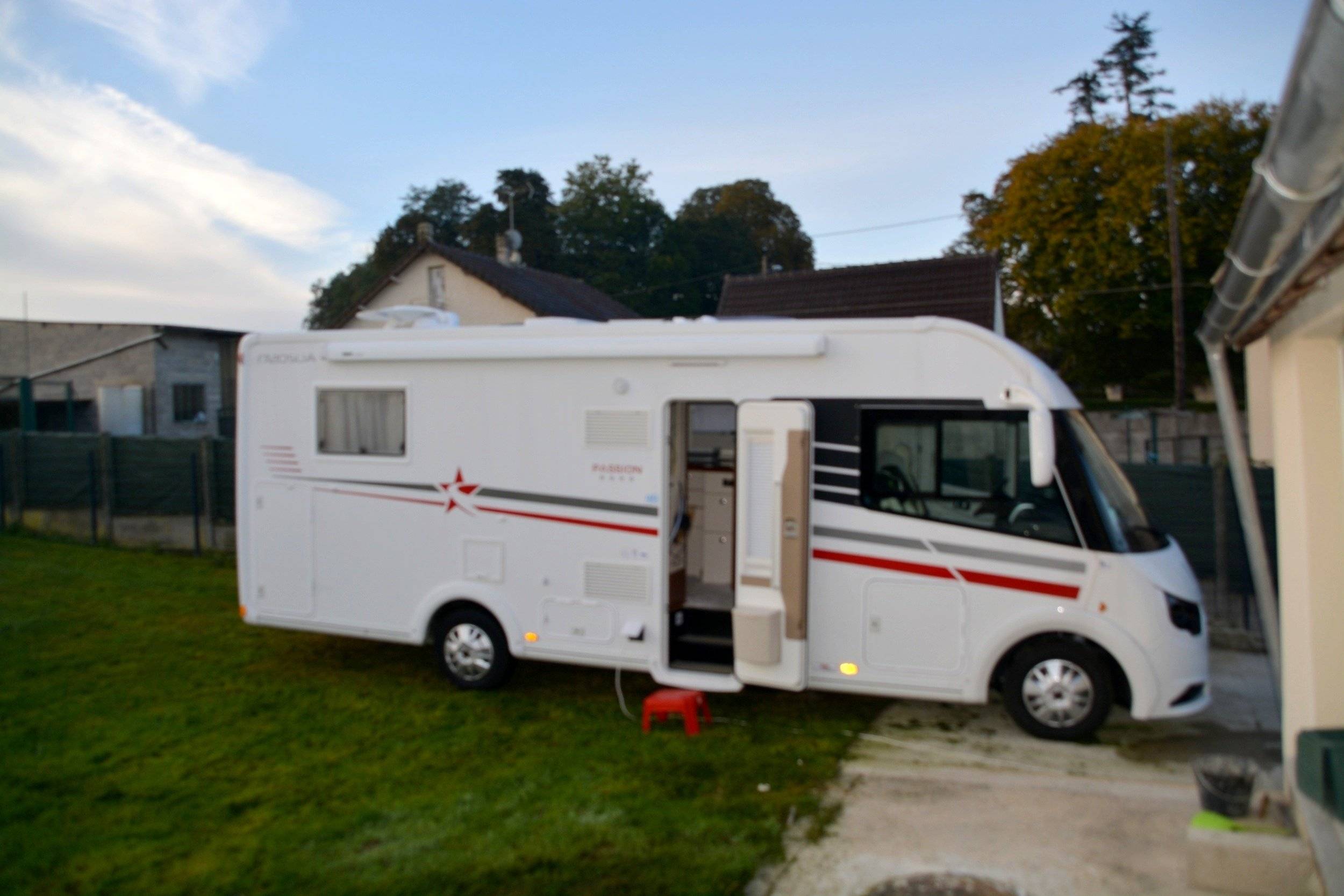 Vista del vehicle angle davanter Fiat FIAT DUCATO - Yescapa