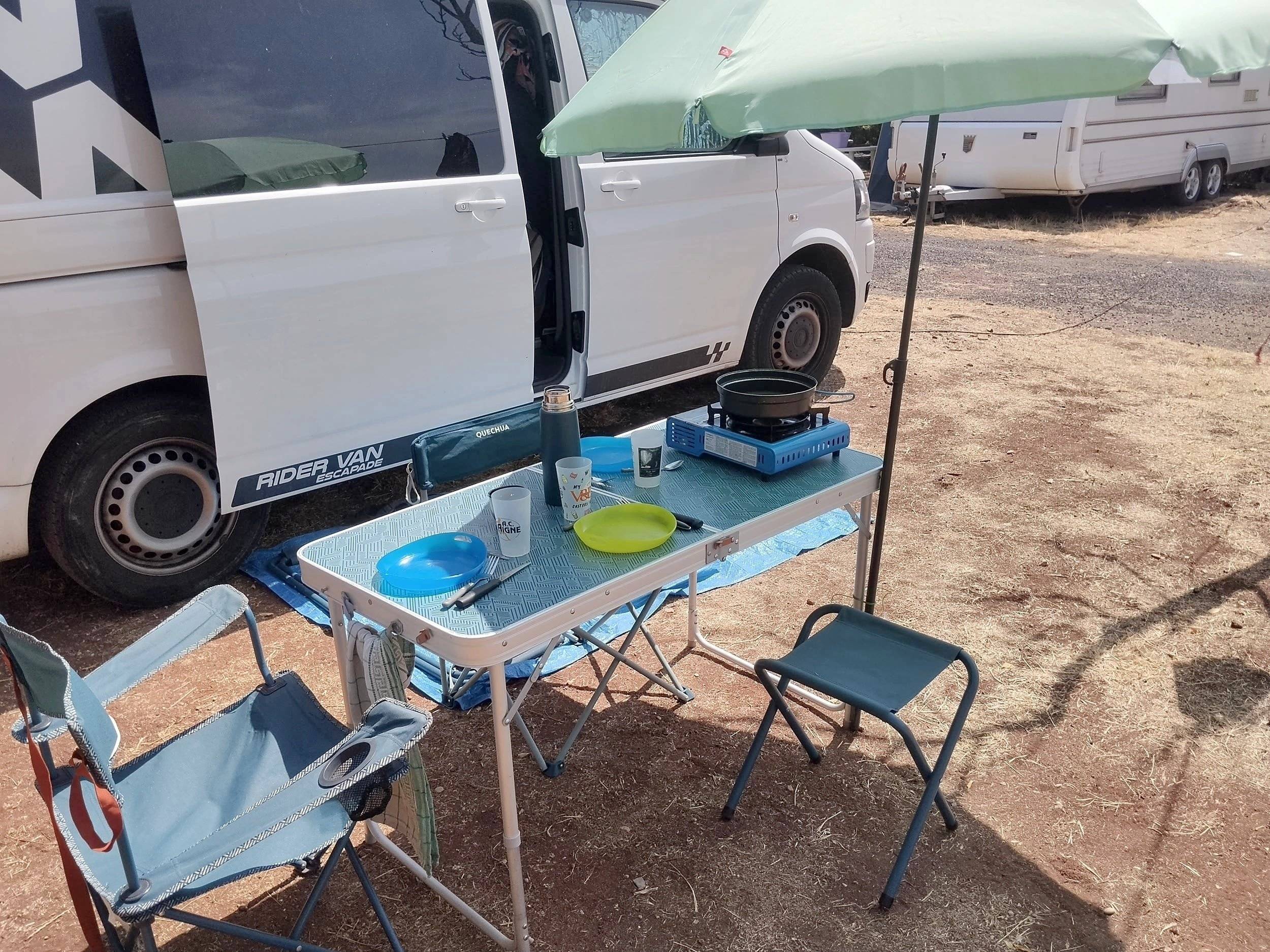 Dining Area Volkswagen T5 2 l 84 ch - Yescapa