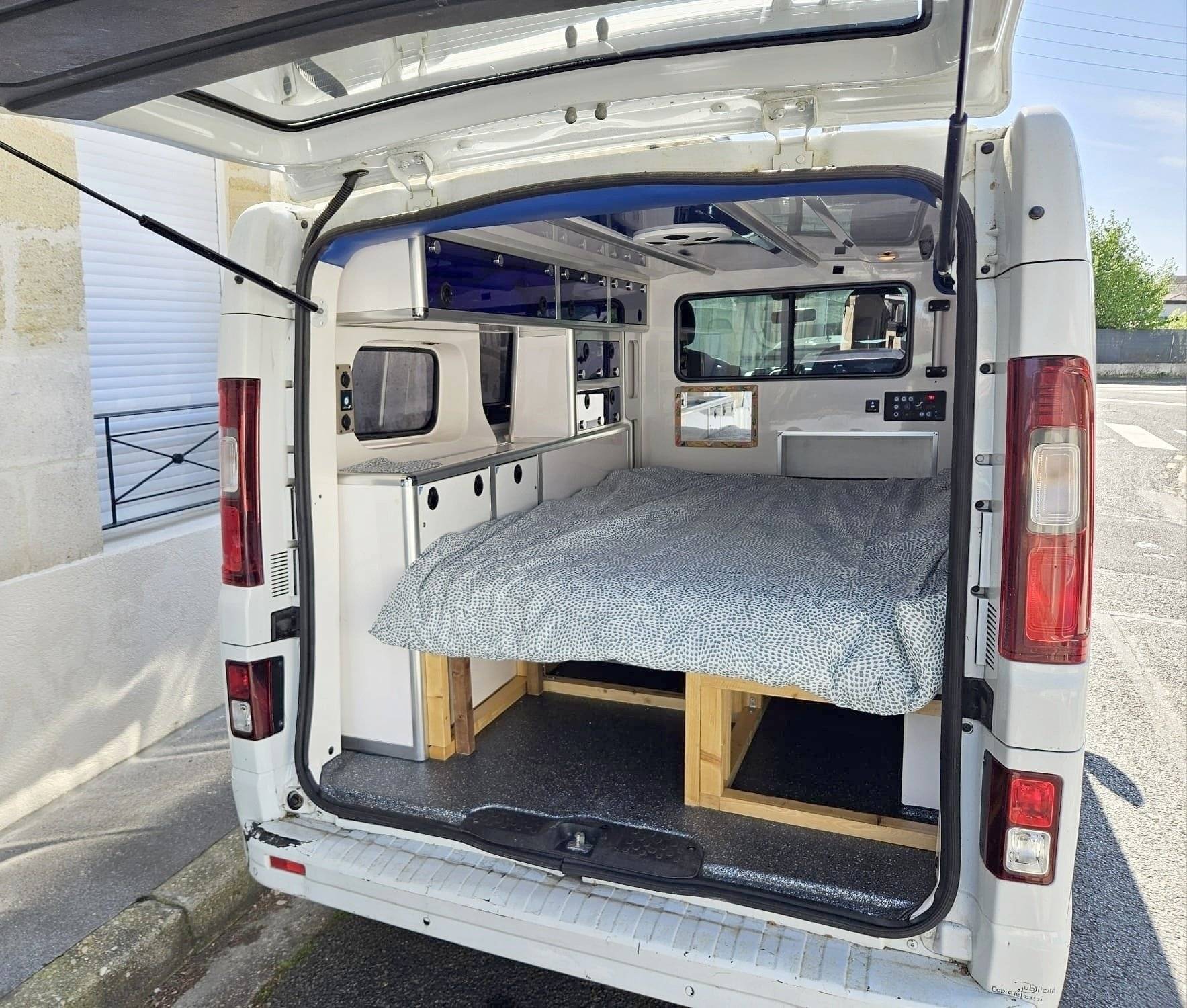 Vista del vehículo ángulo delantero Renault Trafic L2H1 2 l 120 ch - Yescapa
