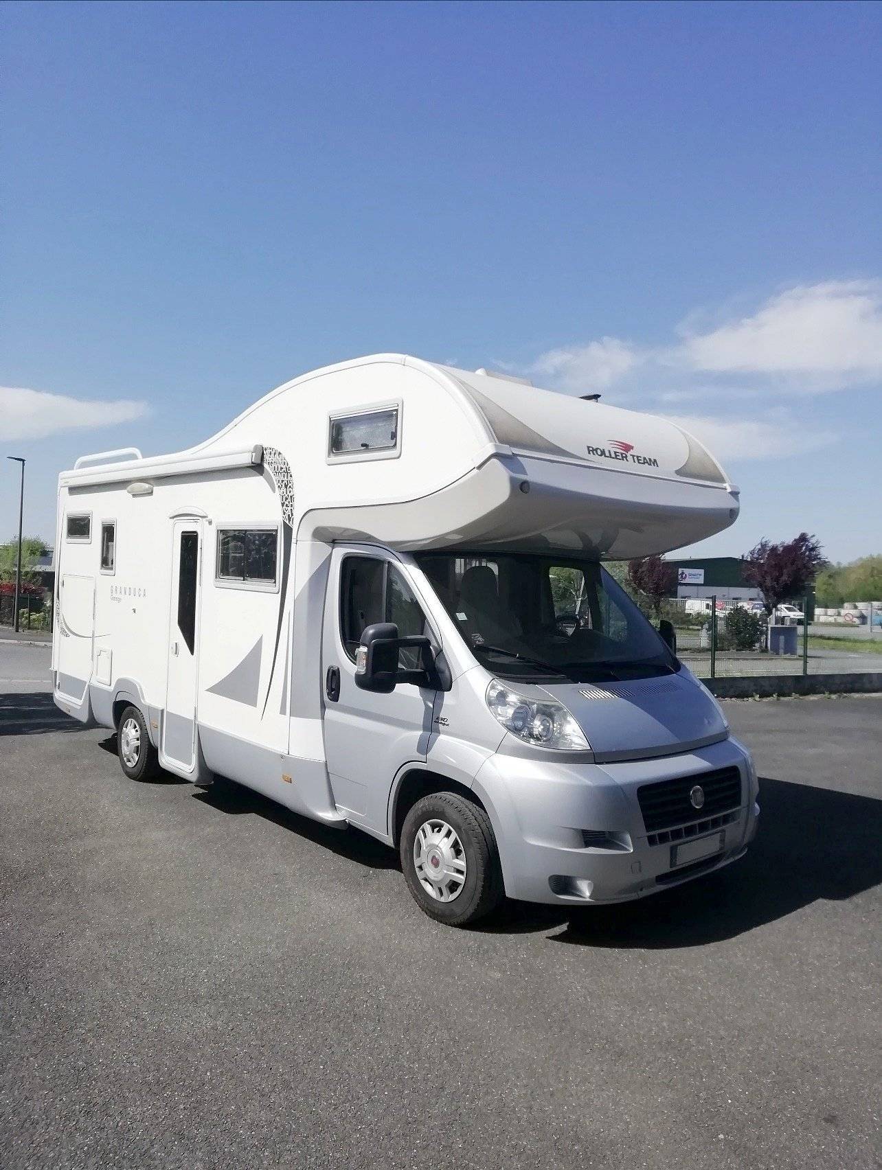 Front view from 3/4 Fiat 2,3 l 130 ch - Yescapa