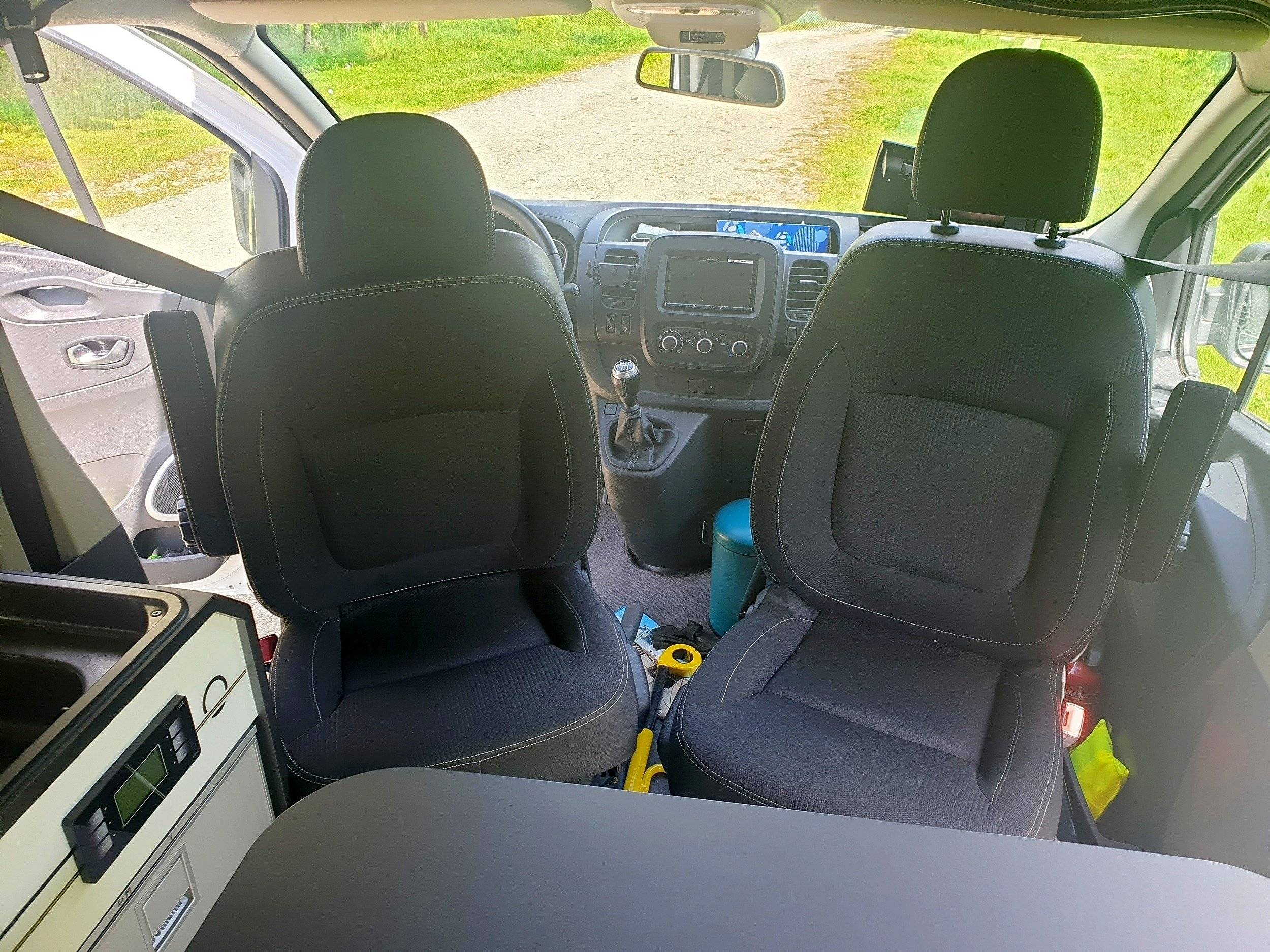 Driver's compartment Renault Trafic L2H1 2 l 140 ch - Yescapa