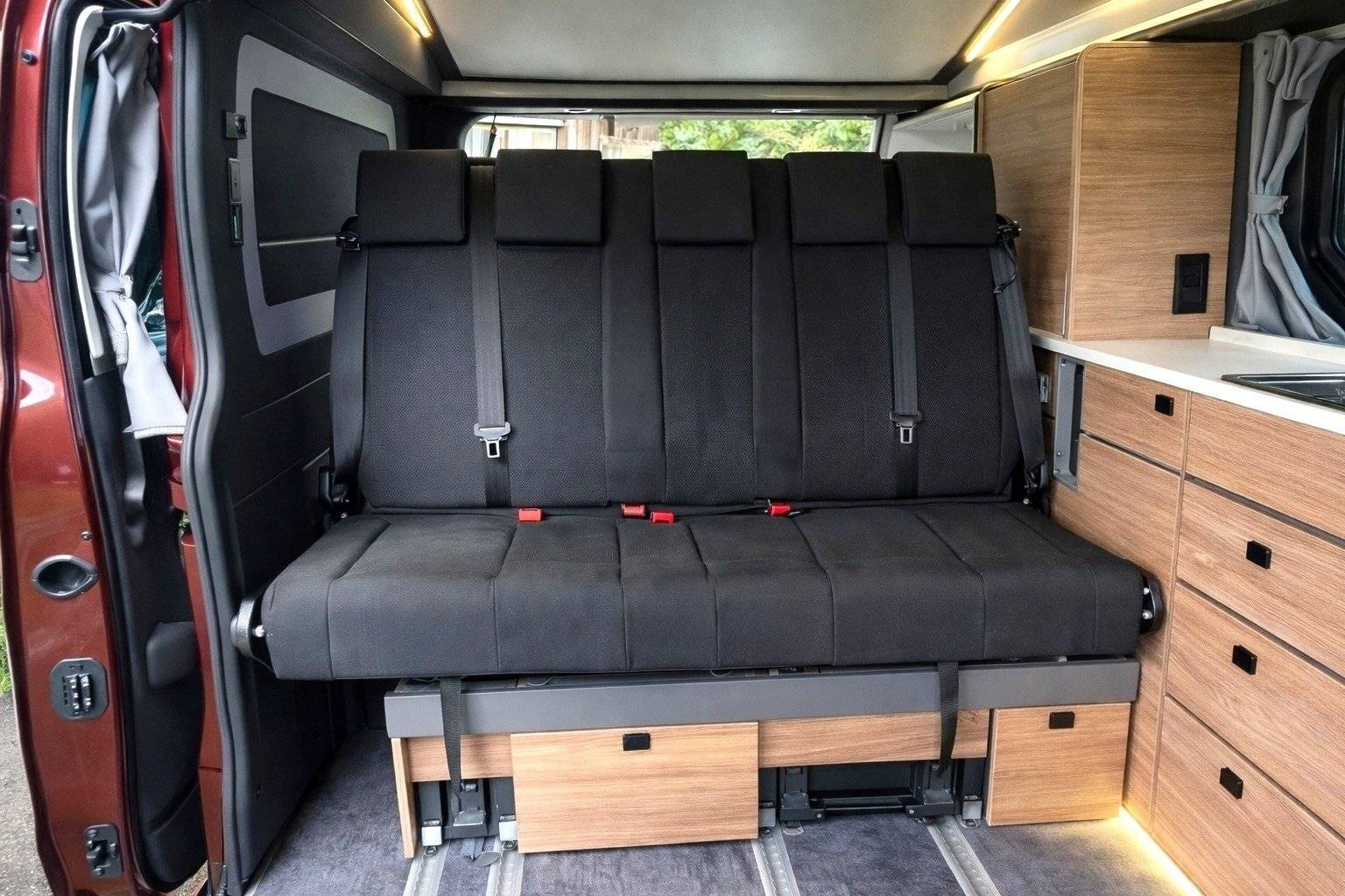 Dining Area Renault RENAULT TRAFIC 2.0 DCI 150 - Yescapa