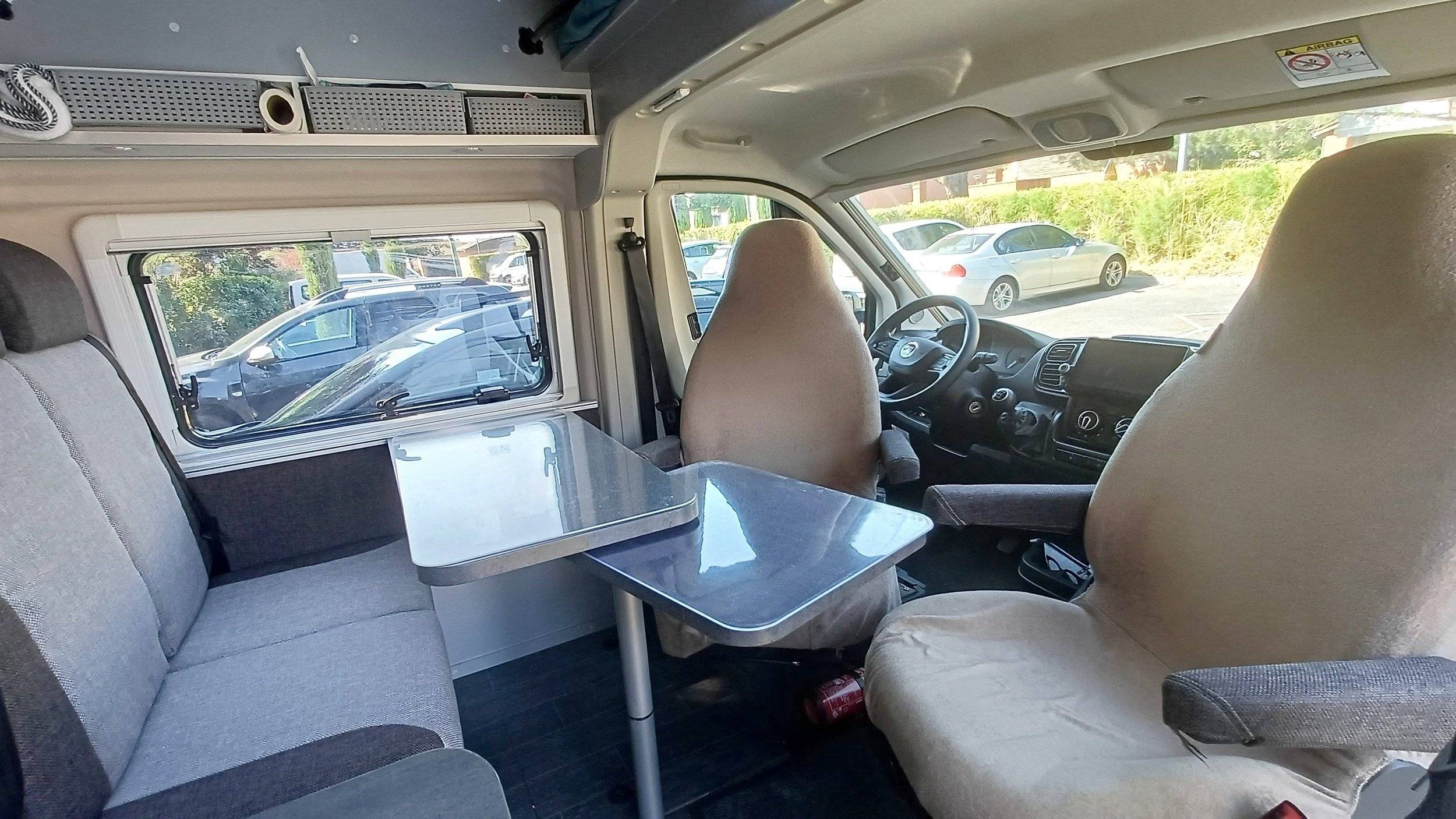 Área de jantar Fiat Ducato 2,2 140cv - Yescapa