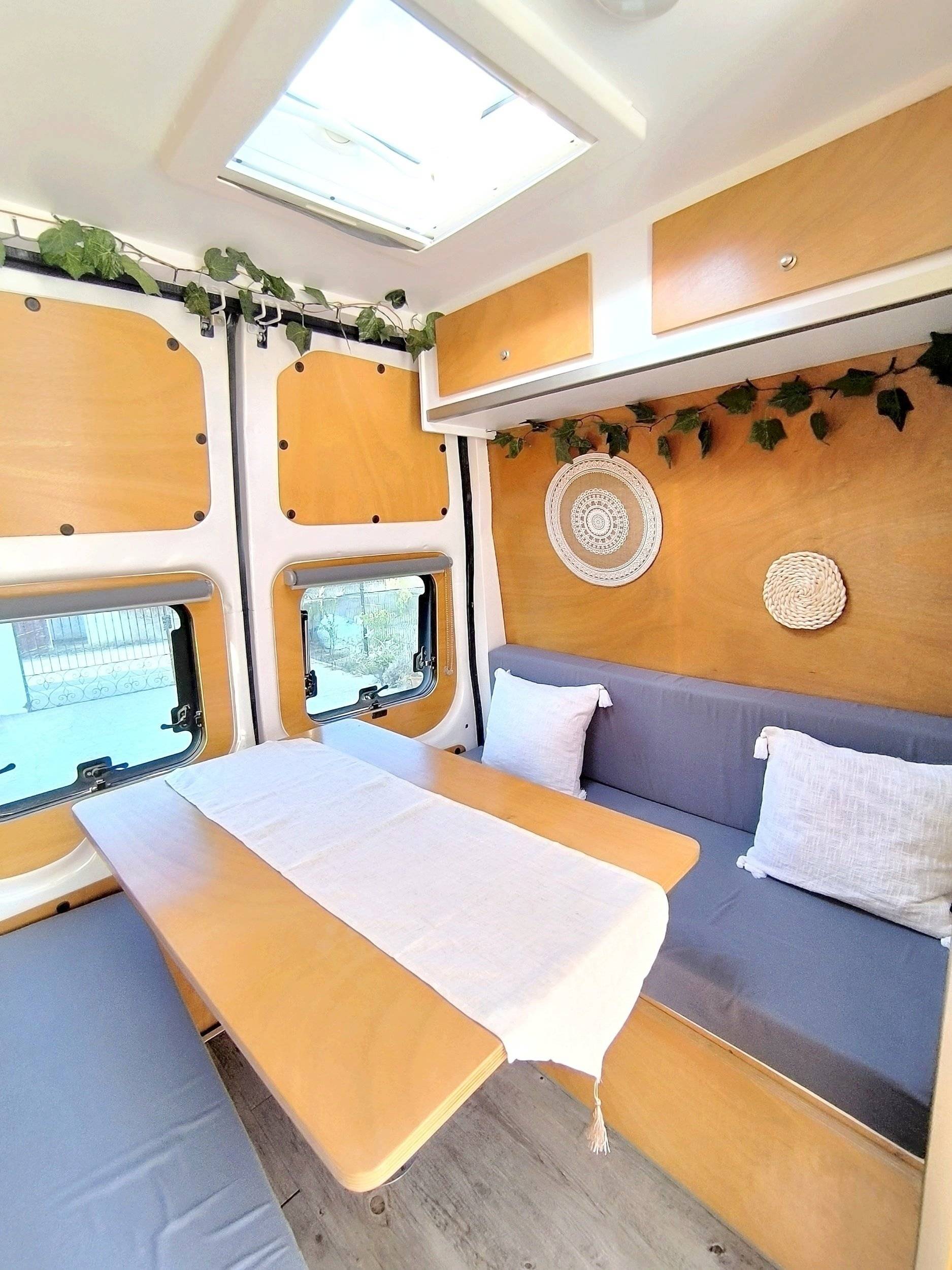 Dining Area Ford 2,0 l 115 ch - Yescapa