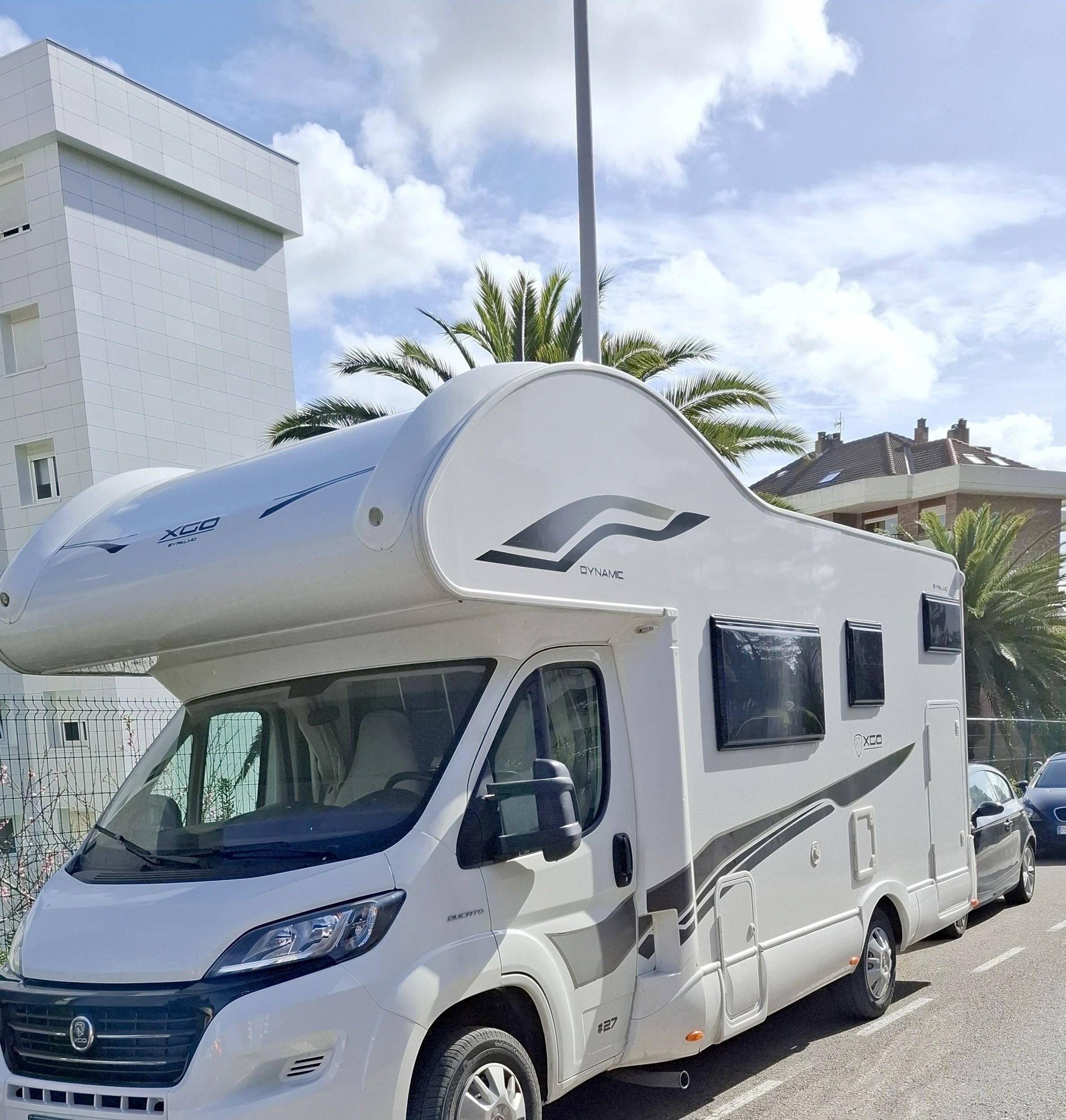 Vista del vehicle angle davanter Fiat Ducato 2,3 l Multijet 140ch - Yescapa