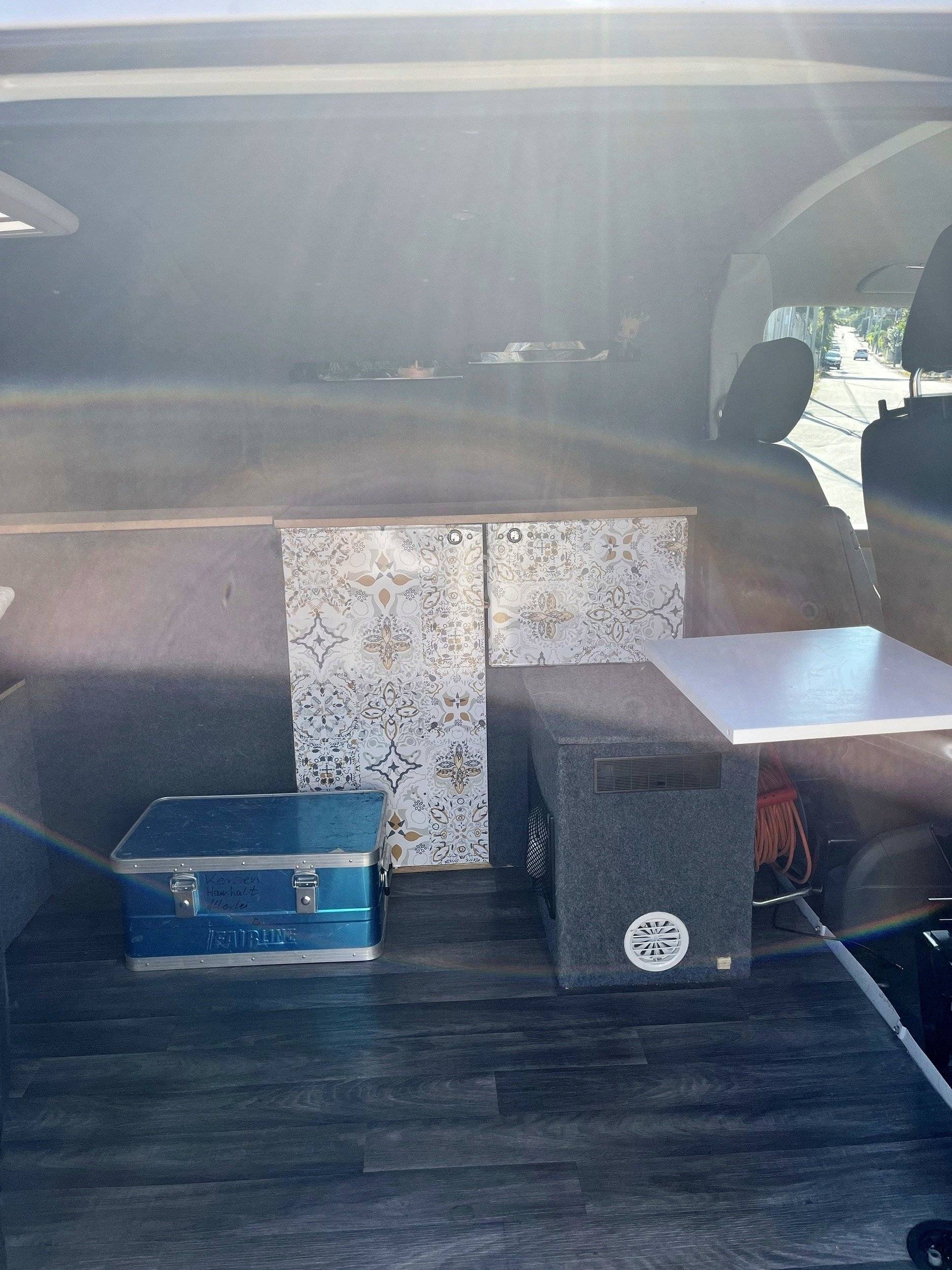 Dining Area Volkswagen Transporter 2,0 l 102 ch - Yescapa