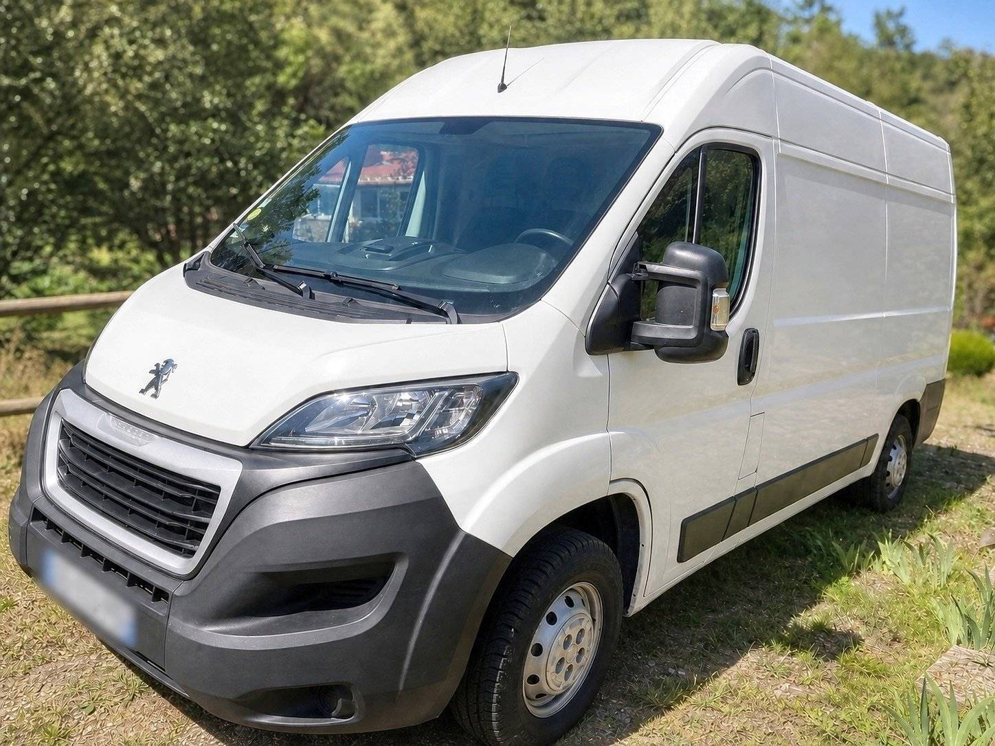 Front view from 3/4 Peugeot Boxer - Yescapa