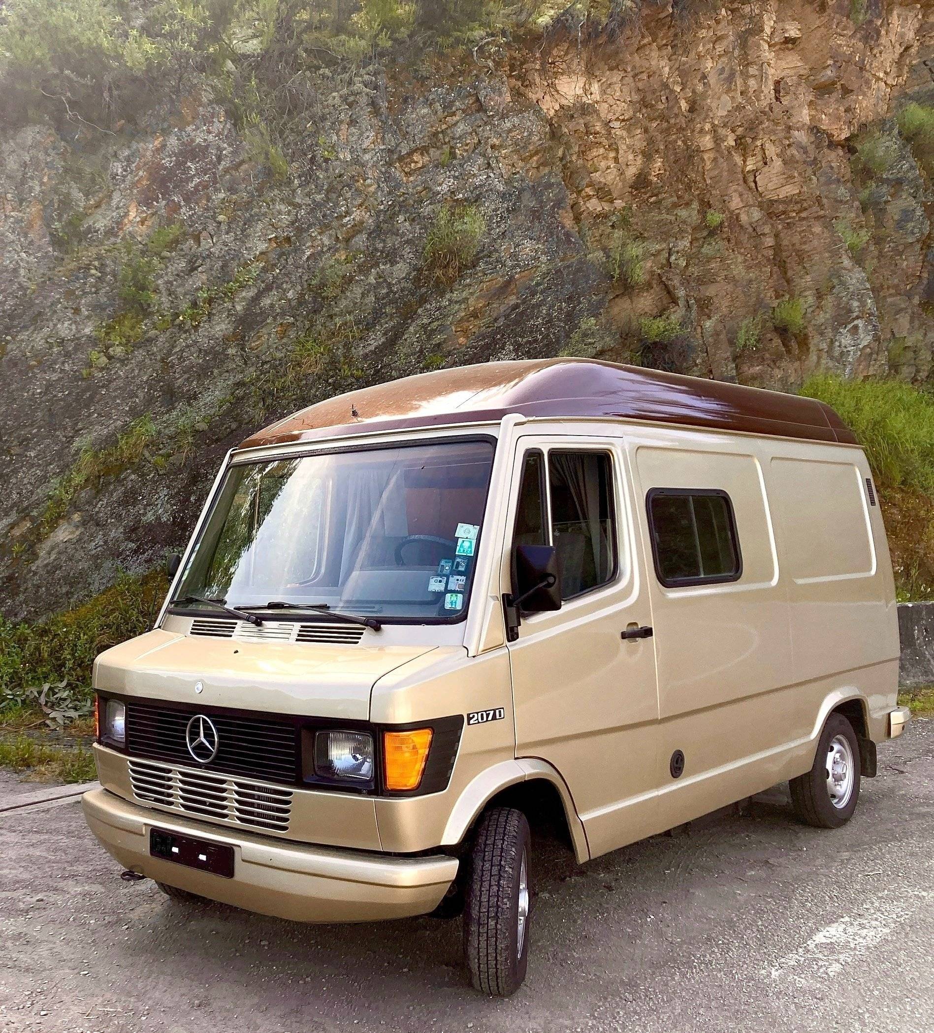 Vista del vehículo ángulo delantero Mercedes 207D - Yescapa