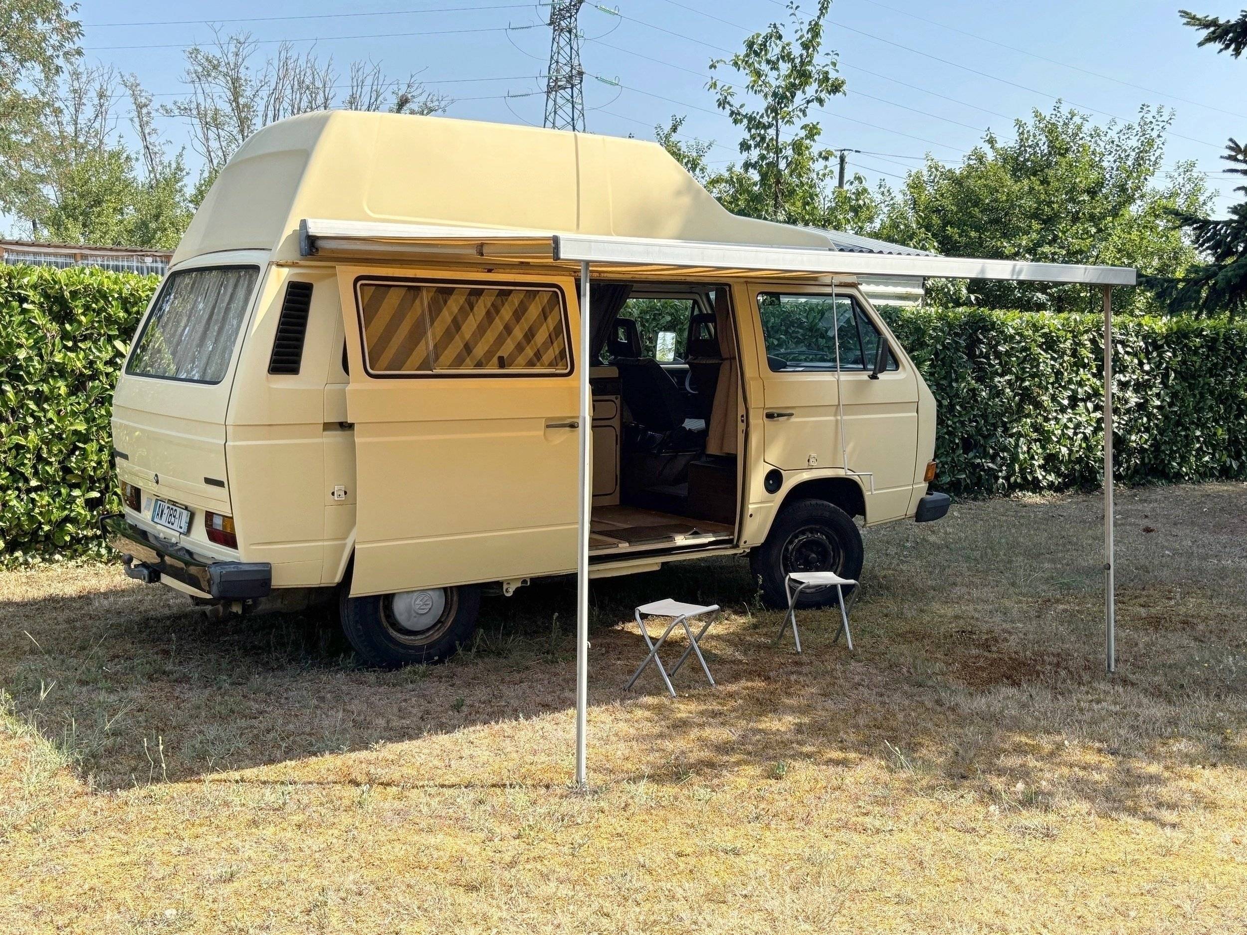 Vue avant de 3/4 Volkswagen VOLKSWAGEN CALIFORNIA - Yescapa