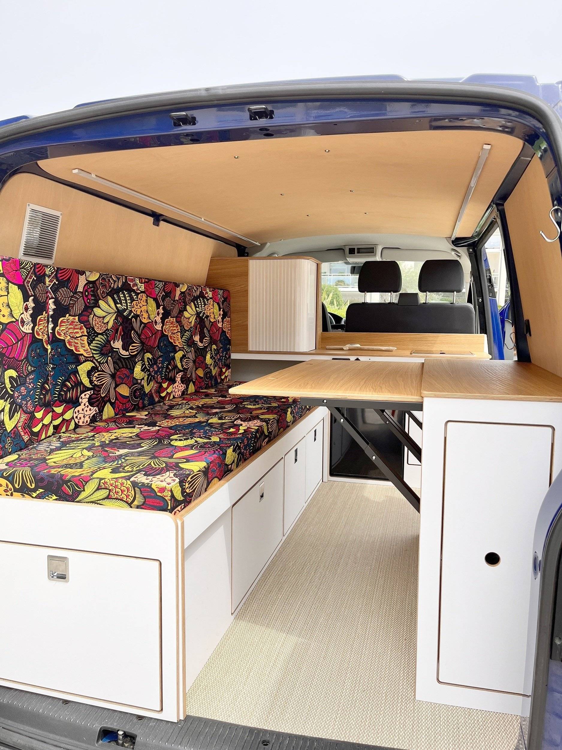 Banana Van Volkswagen Transporter T5